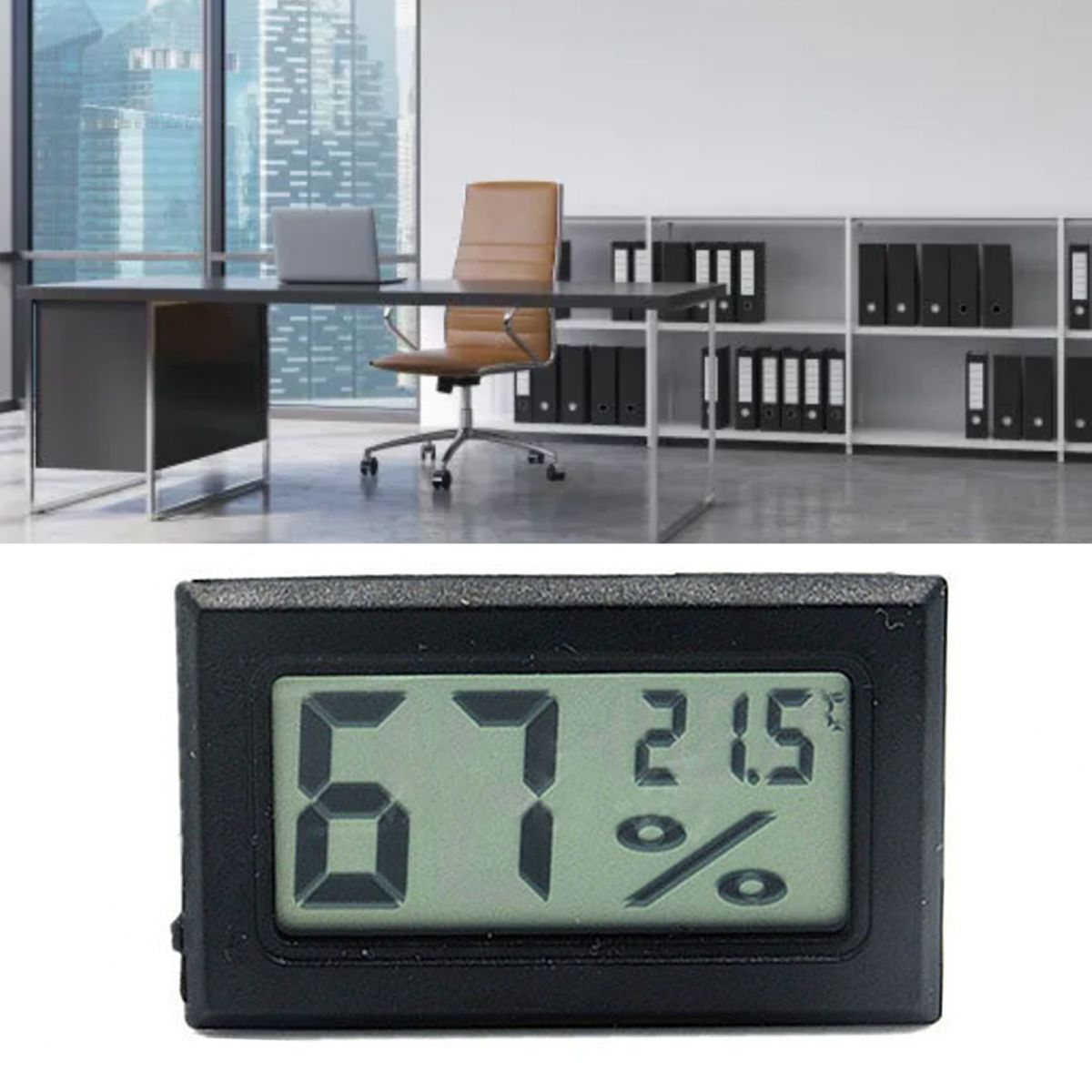Büroszene mit Digitalthermometer, das 67 % Luftfeuchtigkeit und 21,5 Grad anzeigt. Schreibtisch, Stuhl und Regale sind ebenfalls sichtbar.