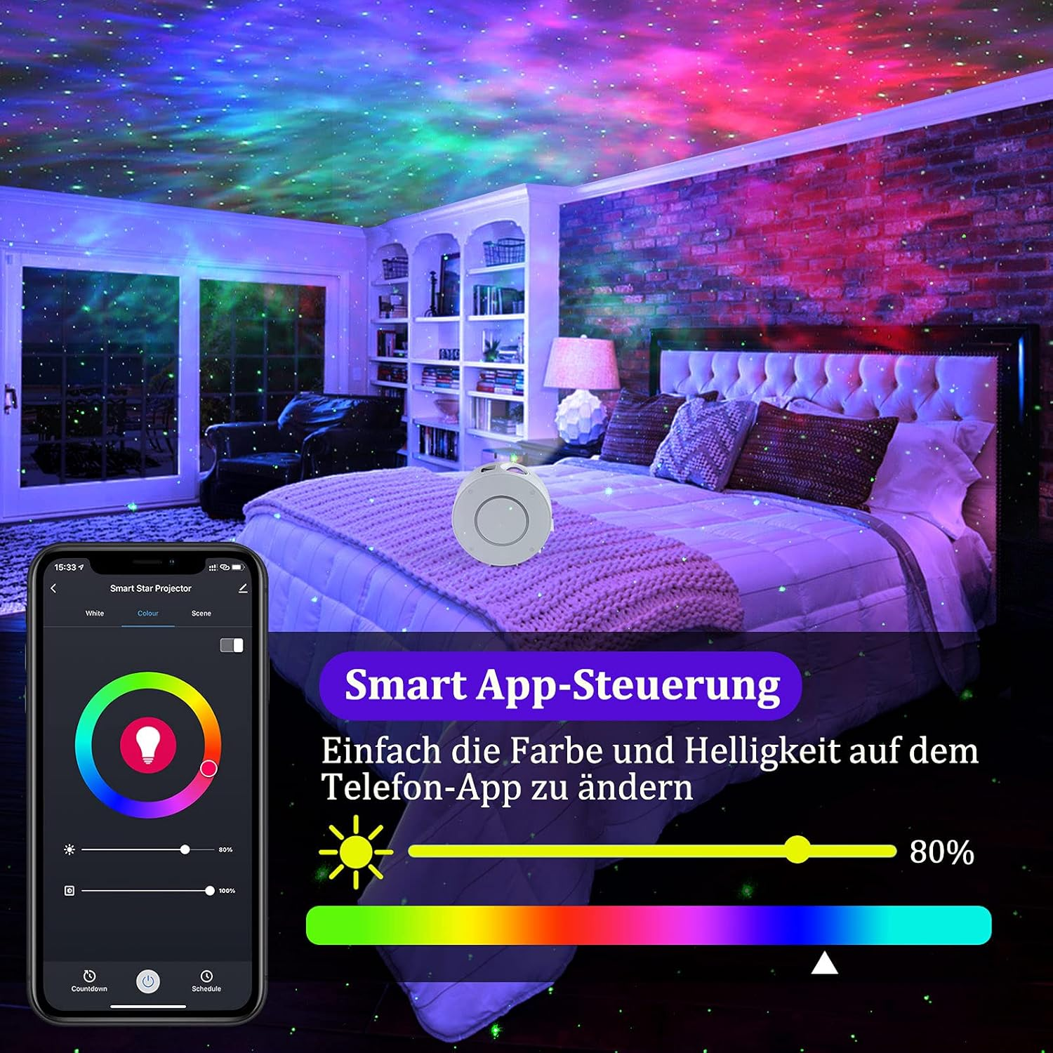 Schlafzimmer mit Galaxienprojektion an der Decke, Bett, Smartphone-App-Steuerung. Farben: Lila, Blau, Rot, mit Backsteinmauer.