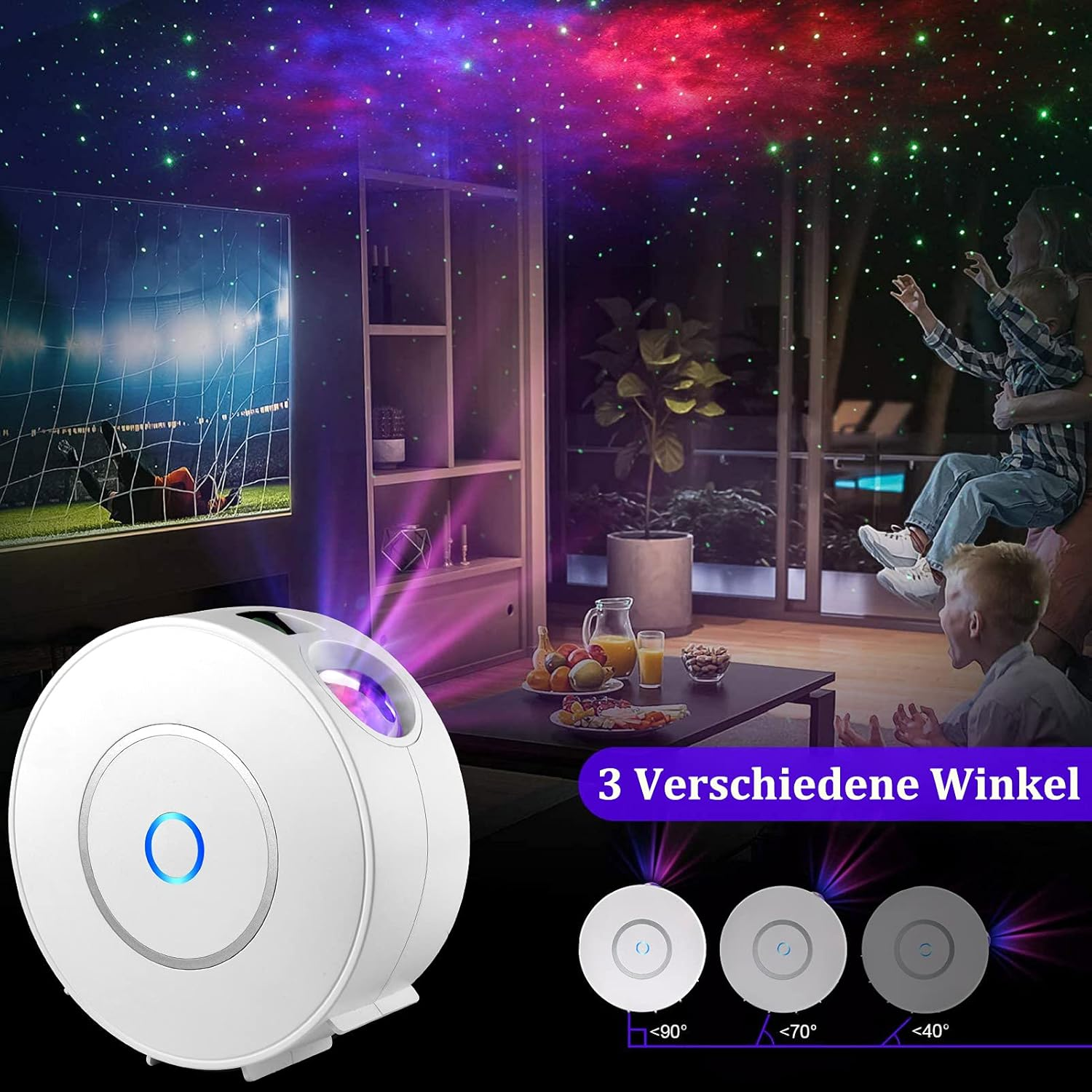 Ein weißer Sternprojektor projiziert einen Sternenhimmel an die Decke. Menschen schauen ein Fußballspiel im Fernsehen. Drei verschiedene Winkel werden gezeigt.