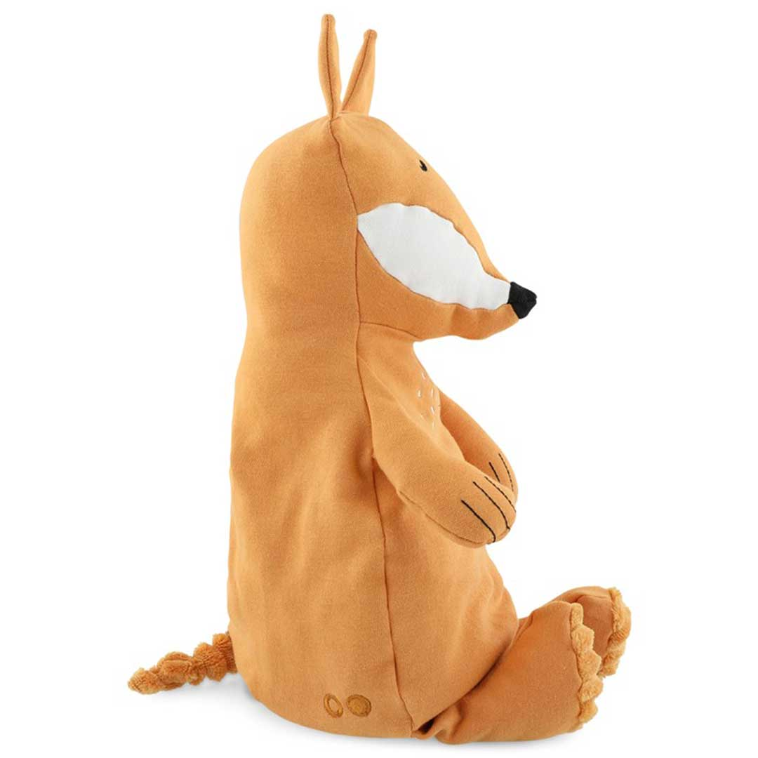 Un juguete de zorro de peluche en naranja, blanco y negro. Está sentado, con una larga cola y orejas. El fondo es blanco.
