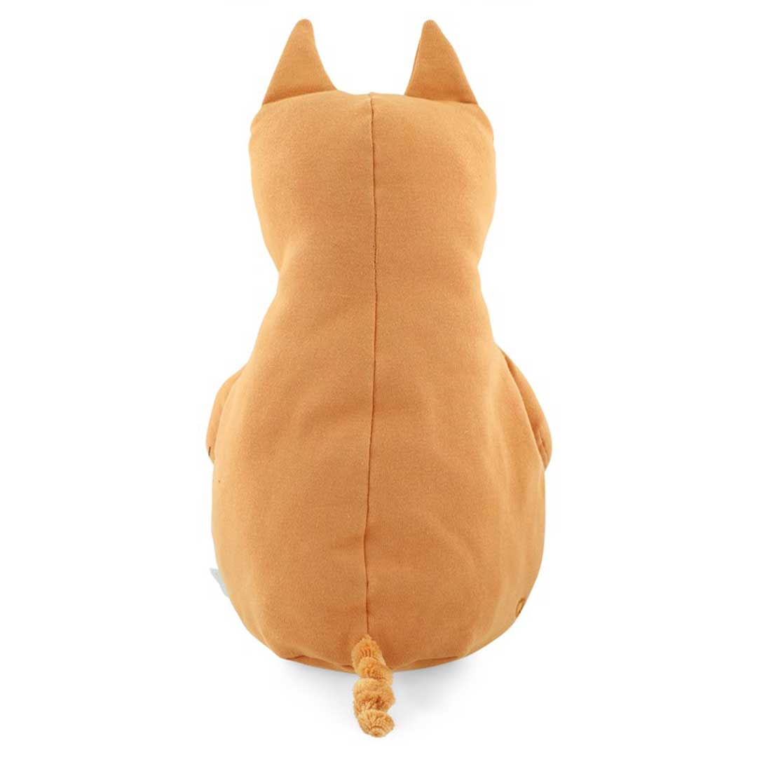 Un juguete de perro de peluche, visto por detrás. Es marrón claro con orejas puntiagudas y cola rizada, sobre fondo blanco.