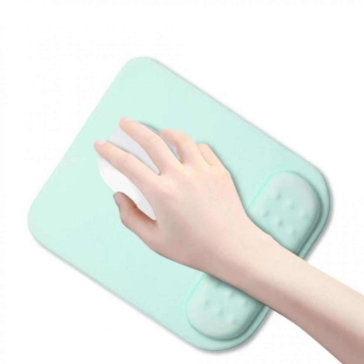 Eine Hand benutzt eine weiße Maus auf einem hellgrünen Mauspadd mit Handgelenkauflage.