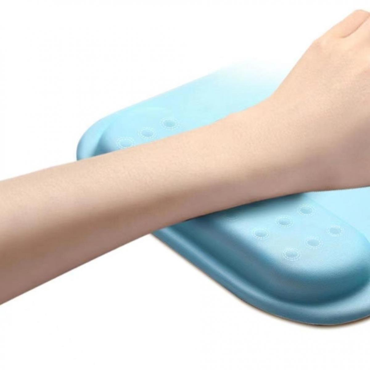 Ein hellhäutiger Arm liegt auf einer hellblauen, abgerundeten Oberfläche mit Vertiefungen. Der Hintergrund ist weiß.