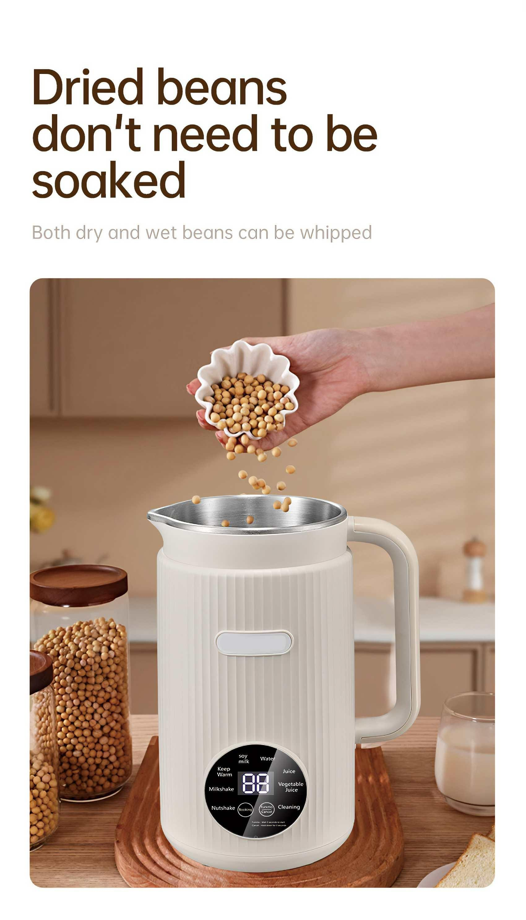 Eine Hand gießt Bohnen in ein weißes Gerät. Gläser mit Bohnen und ein Glas Milch sind ebenfalls vorhanden. Text: 'Getrocknete Bohnen müssen nicht eingeweicht werden'.
