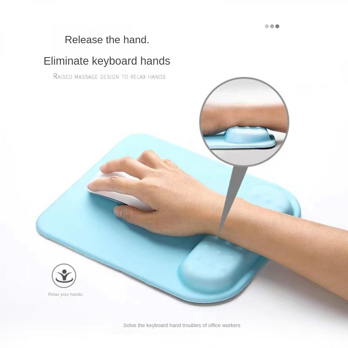 Eine Hand ruht auf einem blauen Mousepad mit Handgelenkstütze, das eine weiße Maus hält. Ein Ausschnitt zeigt das Handgelenk auf dem Pad.
