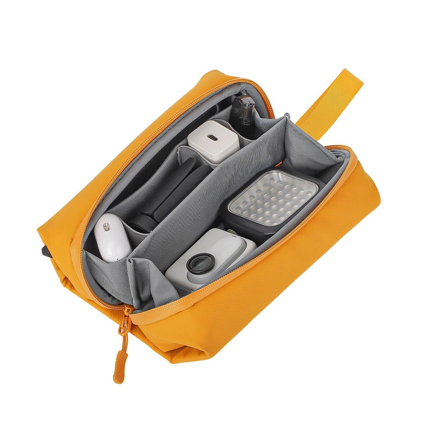 Una borsa gialla aperta contiene gadget come una fotocamera, un caricatore e una luce. La borsa è su sfondo bianco, con divisori interni grigi.