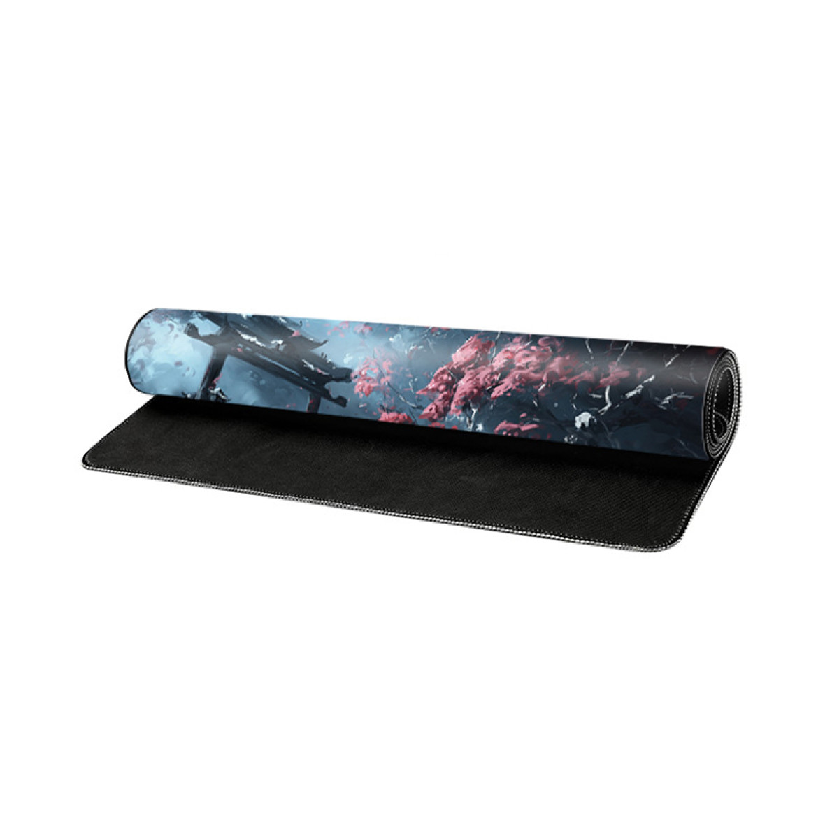 Aufgerolltes Mousepad mit japanischer Kunstszene. Die Szene zeigt ein Tor und rosa Blüten. Die Basis ist schwarz.