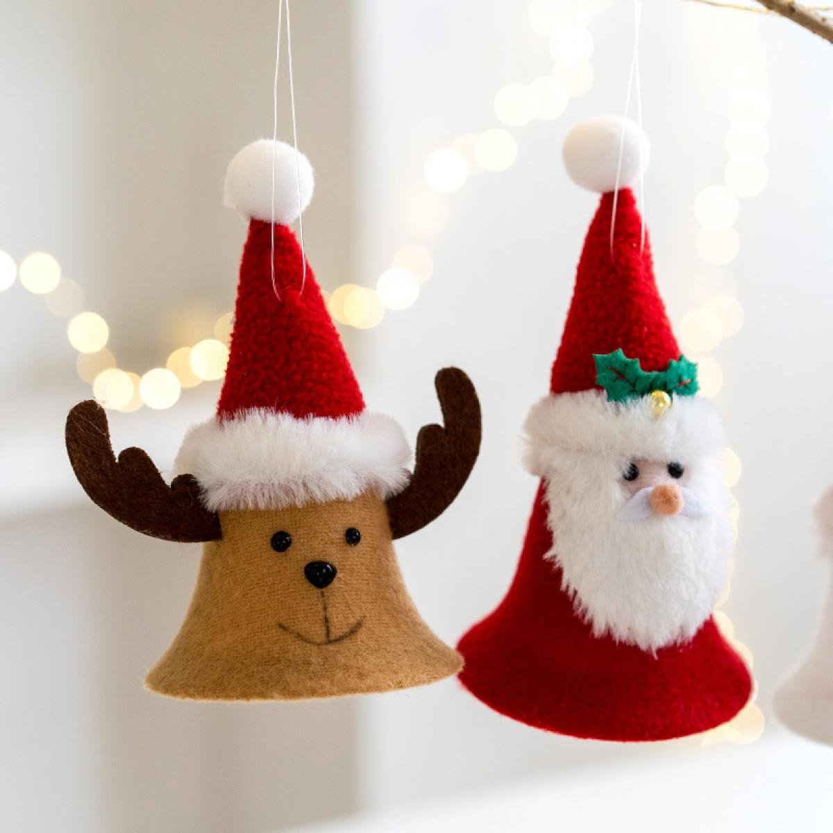Zwei Weihnachtsschmuckstücke: eine Rentierglocke und eine Santa-Glocke, die hängen. Das Rentier hat ein Geweih, der Santa einen weißen Bart.