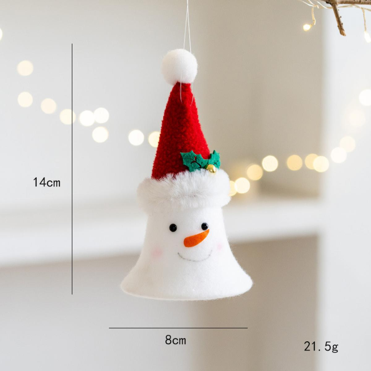 Ein Schneemann-Ornament mit roter Mütze und weißem Gesicht, hängend. Maße: 14 cm hoch, 8 cm breit und 21,5 g. Lichter im Hintergrund.