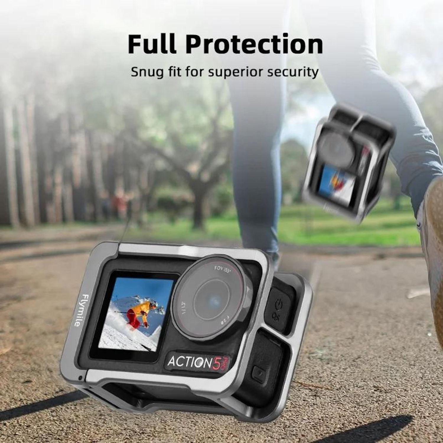 Una action cam argentata con schermo che mostra uno sciatore. Una persona cammina sullo sfondo, con il testo 'Full Protection'.