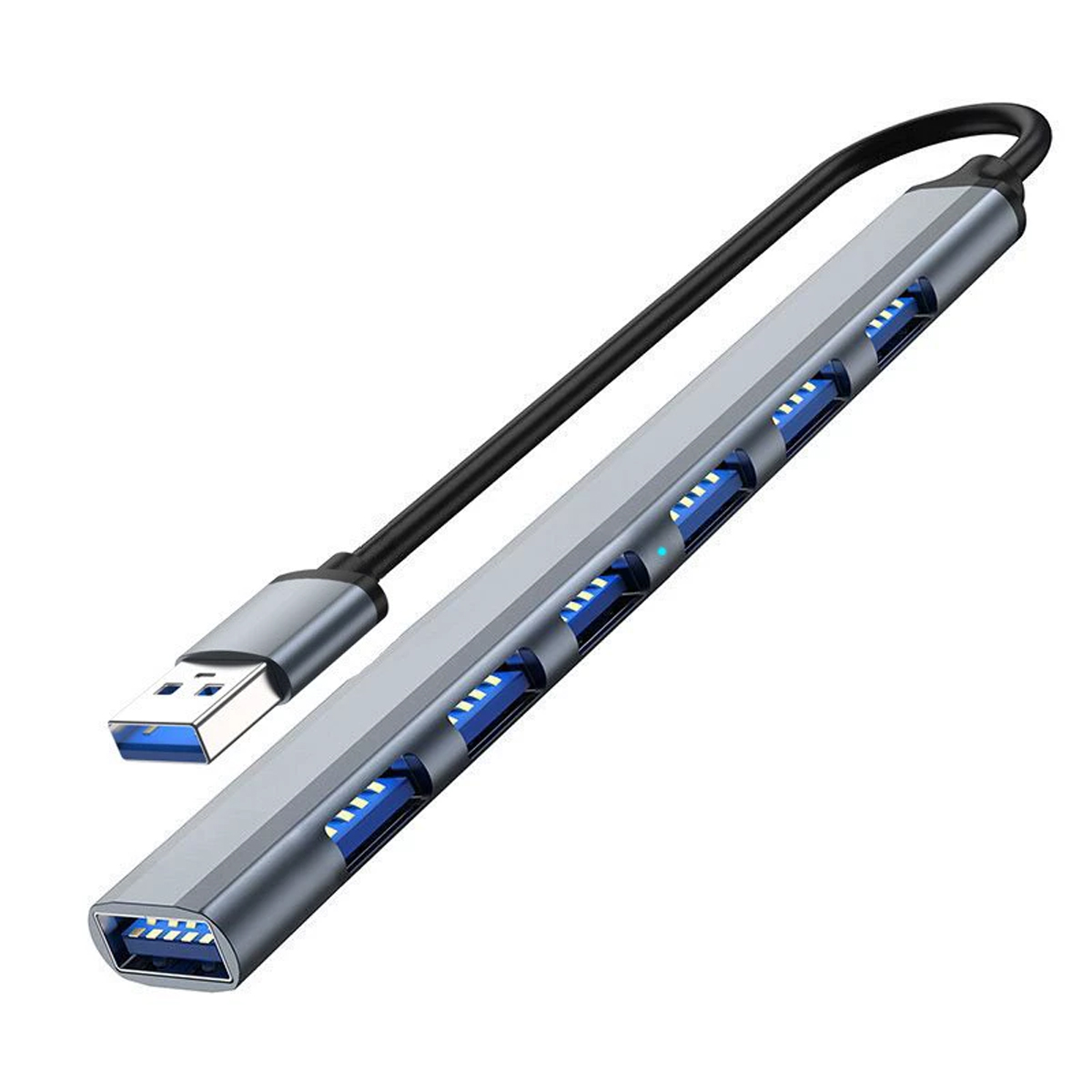Ein silberner USB-Hub mit einem schwarzen Kabel. Er verfügt über mehrere USB-Anschlüsse mit blauer Innenseite und einen USB-Anschluss.