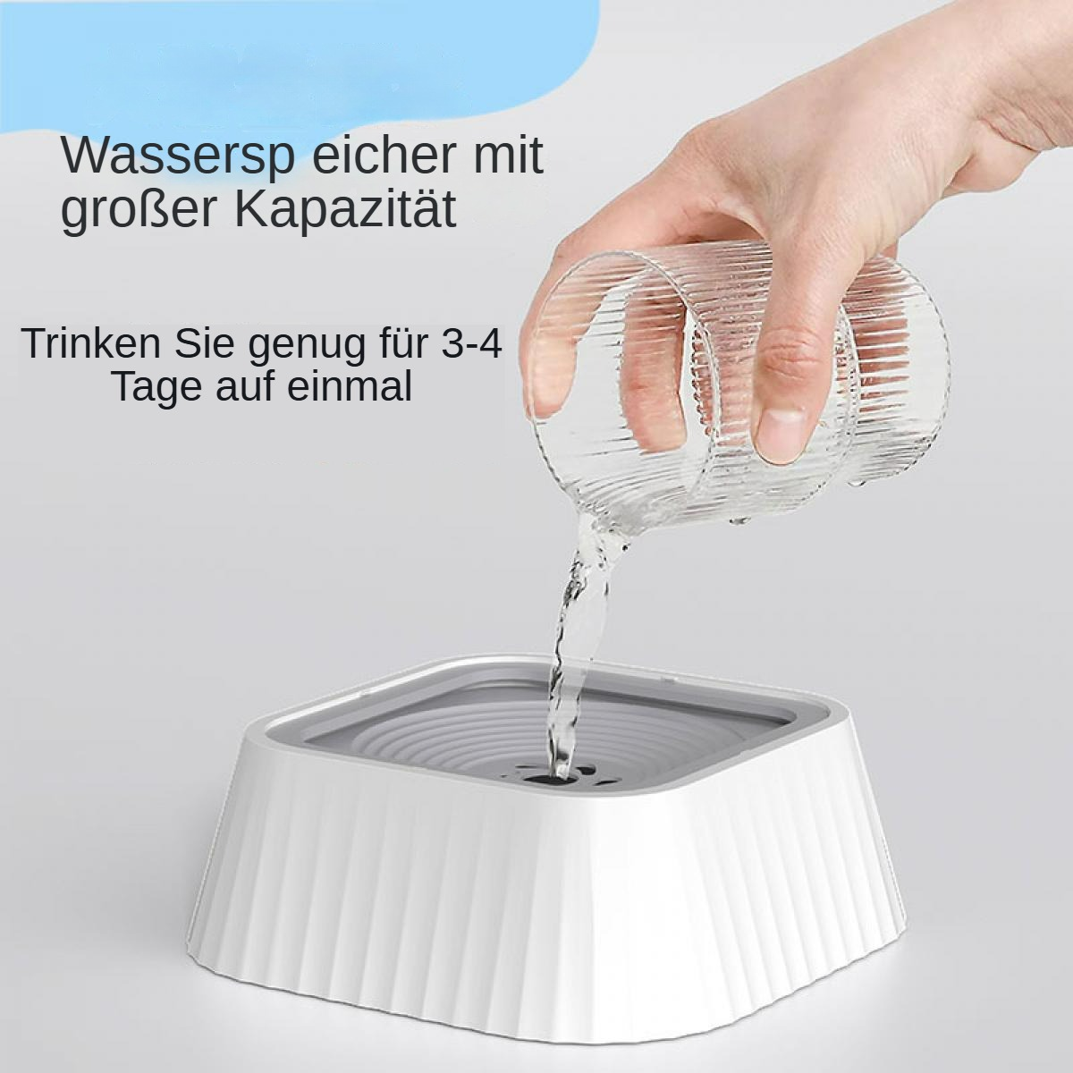 Eine Hand gießt Wasser aus einem Glas in einen weißen Napf. Text auf Deutsch ist im Hintergrund sichtbar.
