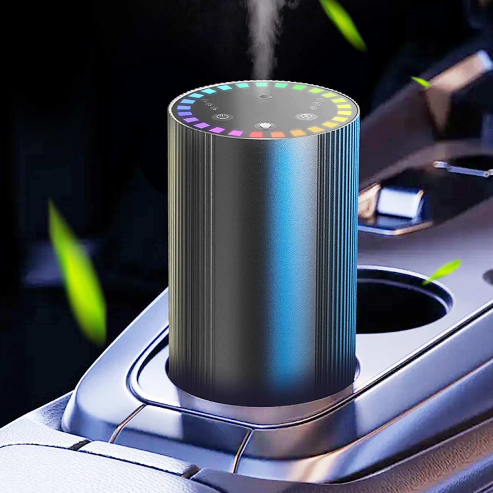 Ein zylindrischer Auto-Lufterfrischer mit farbigem LED-Ring, der Dampf abgibt. In einem Getränkehalter im Auto platziert.
