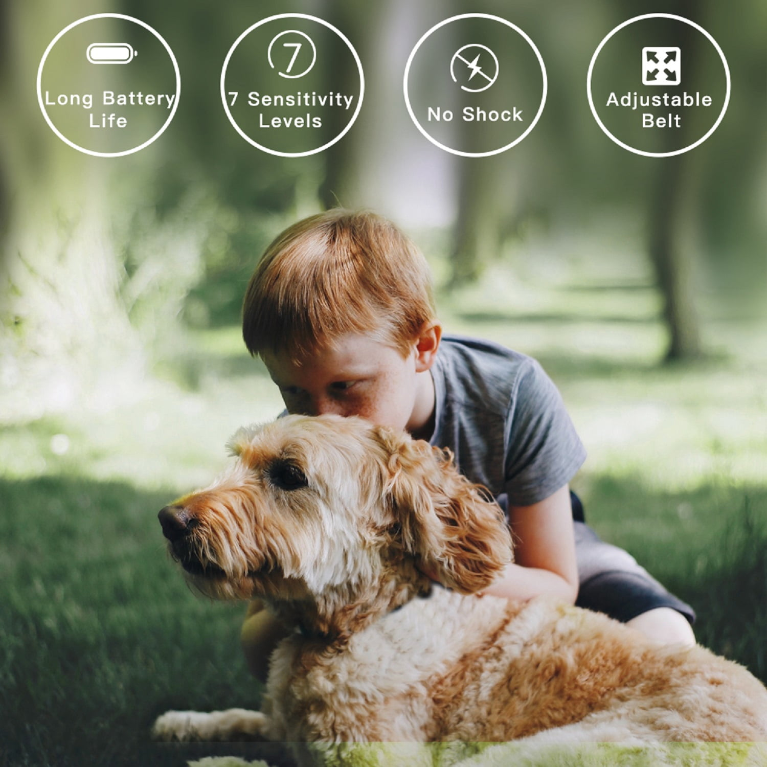 Ein Kind mit rotem Haar umarmt einen Goldendoodle-Hund in einem Park. Symbole oben zeigen Funktionen wie lange Akkulaufzeit und verstellbarer Gürtel.