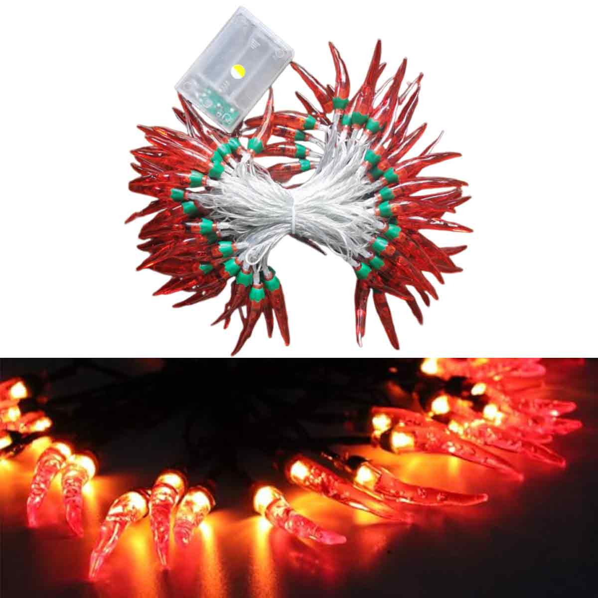 Lichterketten in Form von roten Chilischoten mit grünen Akzenten, die mit warmem gelbem Licht beleuchtet werden. Ein Akku ist ebenfalls sichtbar.