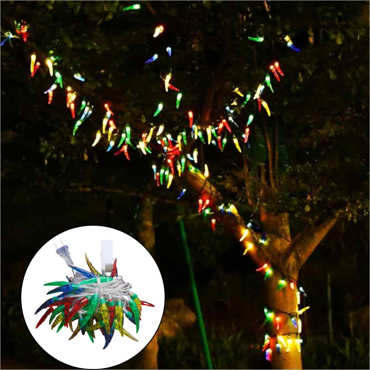 Ein Baum ist mit chili-förmigen Lichtern in verschiedenen Farben geschmückt. Ein kreisförmiger Einsatz zeigt Nahaufnahmen der Lichter.