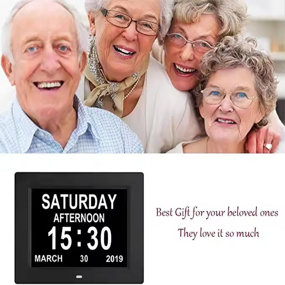 Gruppe lächelnder Senioren über einer Digitaluhr, die Samstag Nachmittag, 15:30 Uhr, 30. März 2019, mit Text: Bestes Geschenk anzeigt.