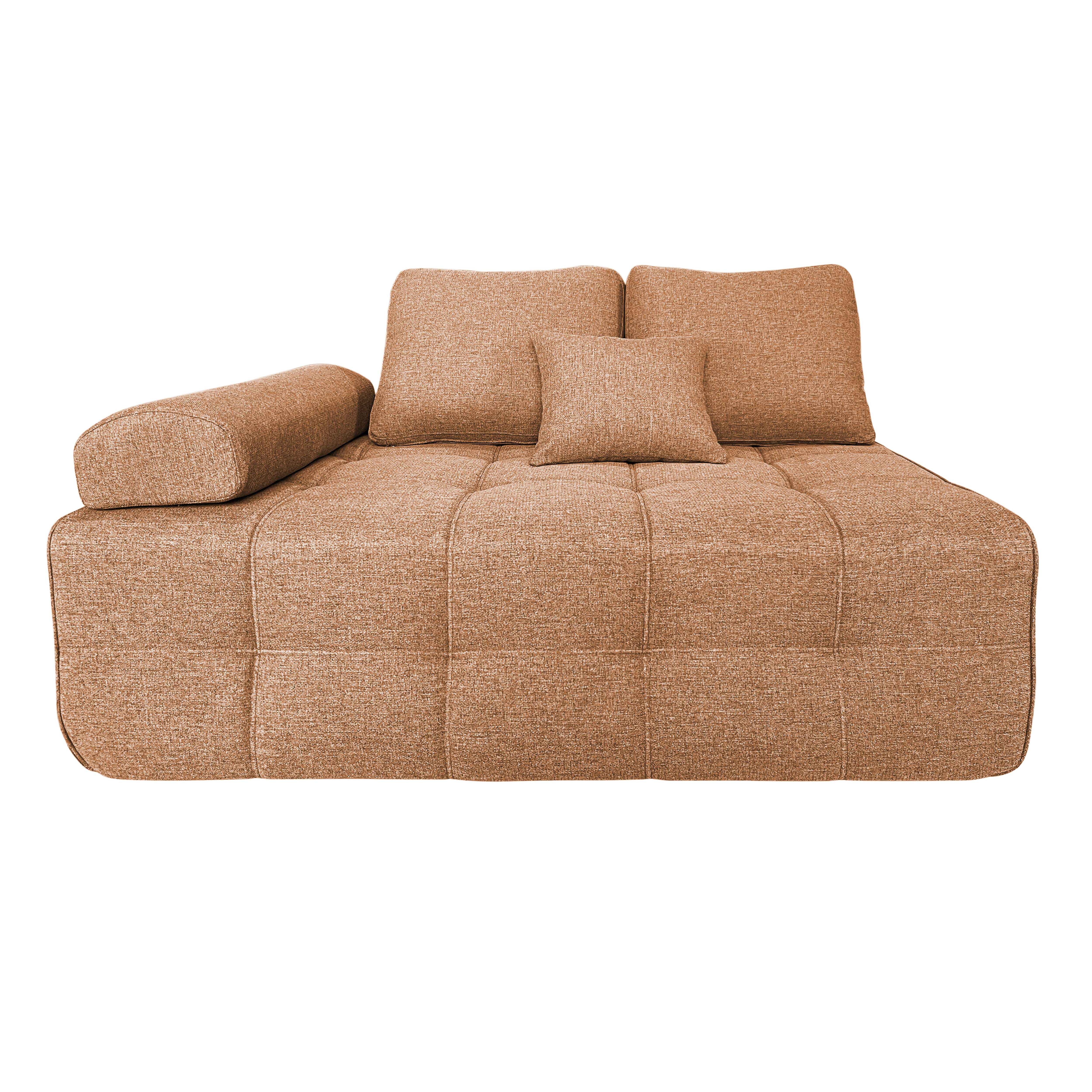 Braunes Ecksofa vor weißem Hintergrund. Es hat eine lange Sitzfläche und Kissen.