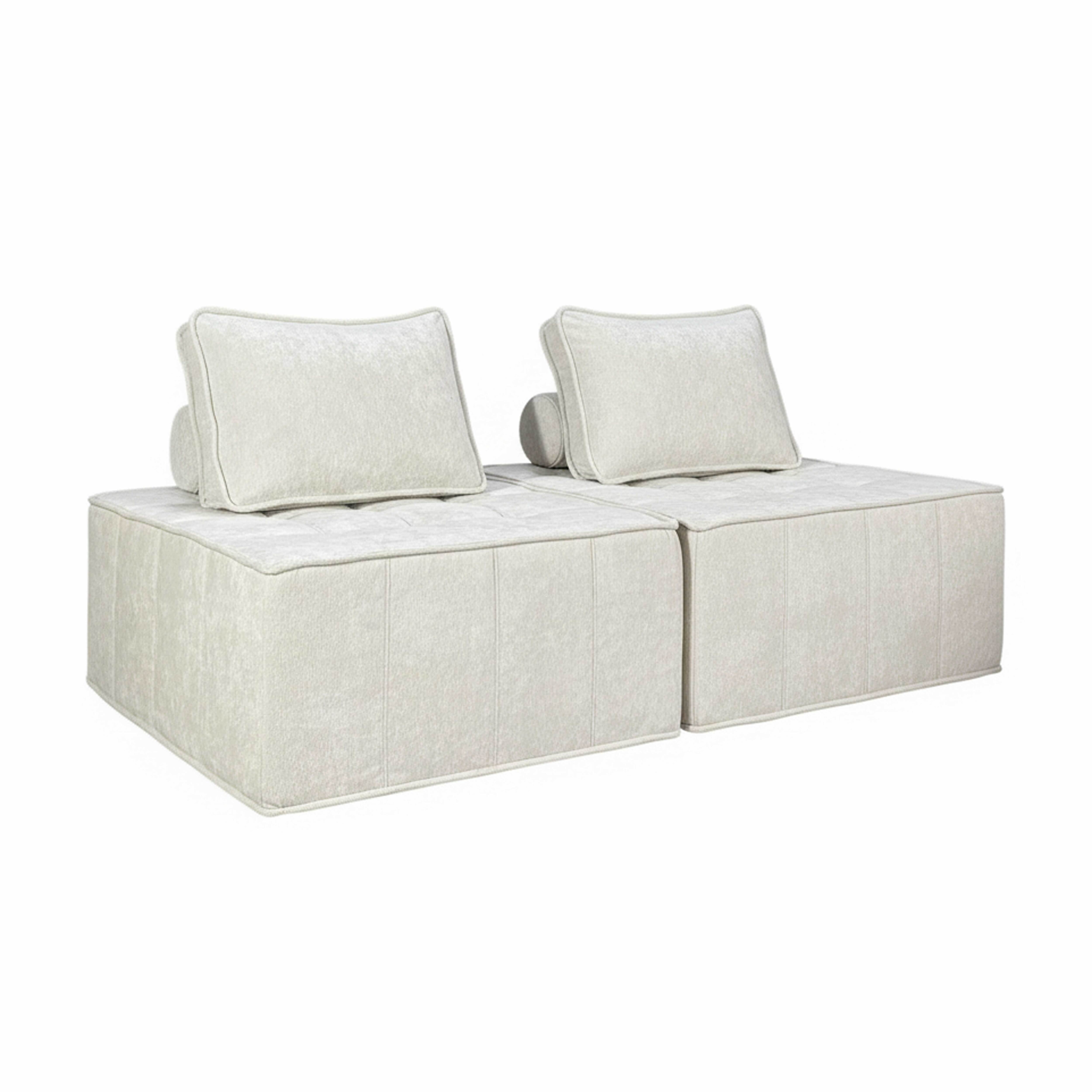 Zweiteiliges hellbeige Sofa. Jedes Teil hat ein quadratisches Kissen und ein rechteckiges Kissen. Weißer Hintergrund.
