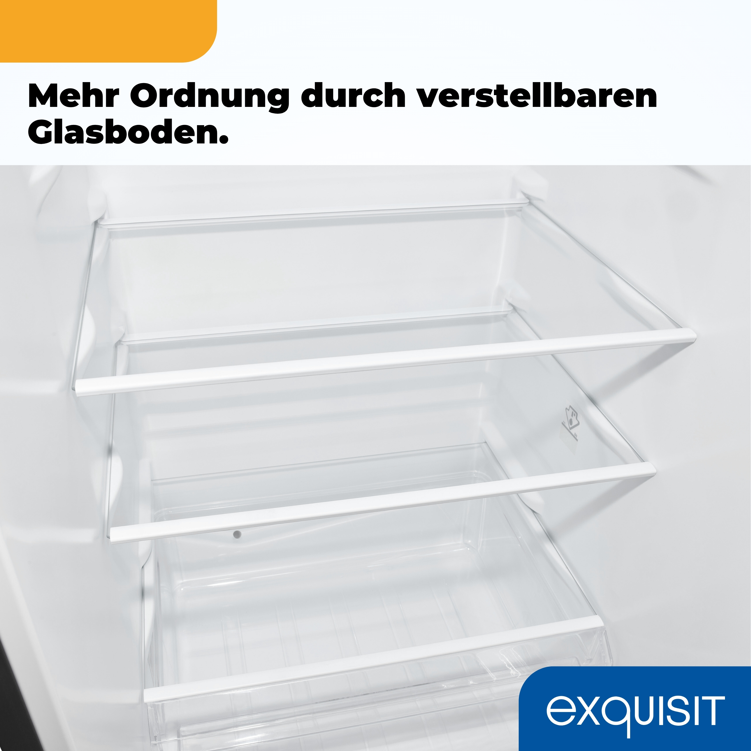 In einem weißen Kühlschrank sind Glasböden zu sehen. Unten ist das Markenlogo. Der Text 'Mehr Ordnung durch...'