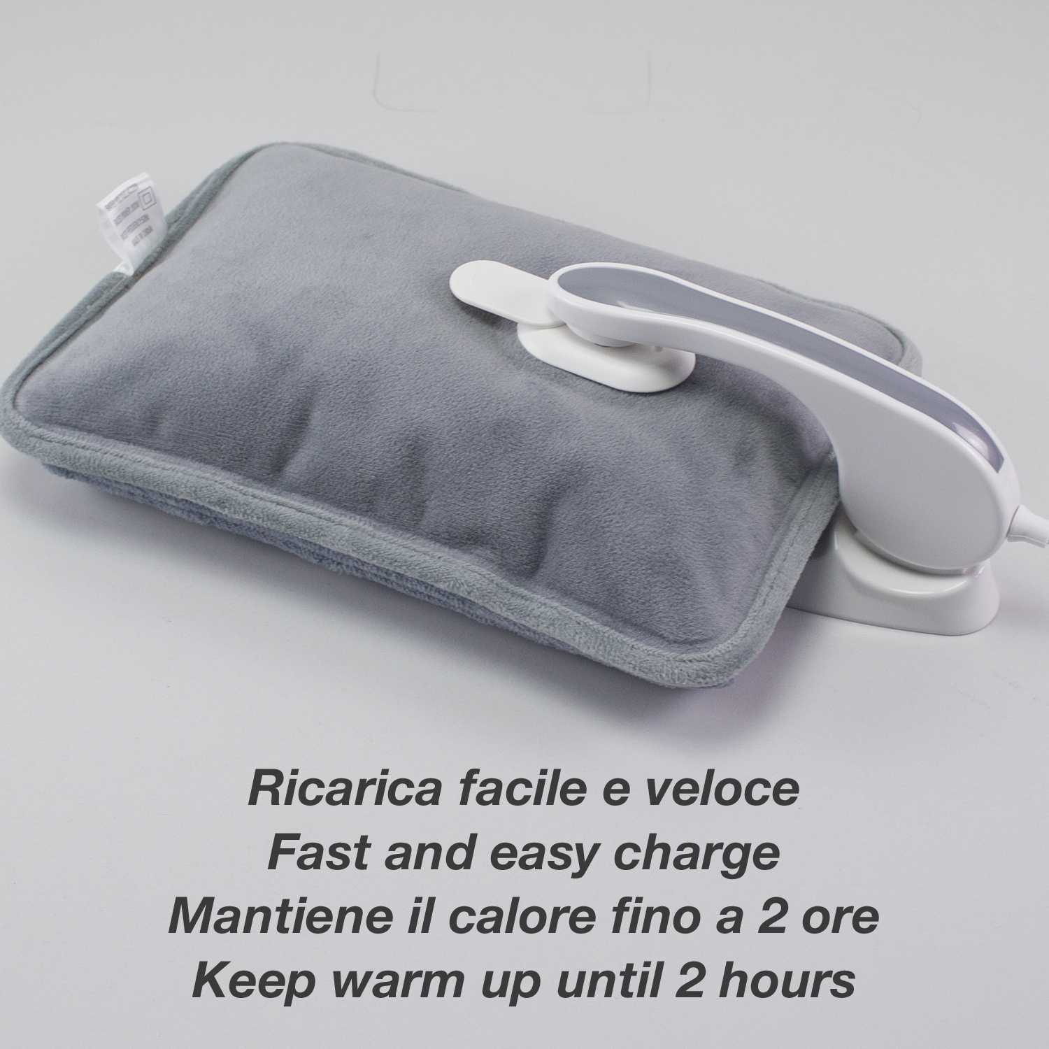 Un cuscinetto riscaldante grigio con manico e base di ricarica bianchi. Testo: 'Ricarica facile e veloce' e 'Mantiene al caldo fino a 2 ore'.