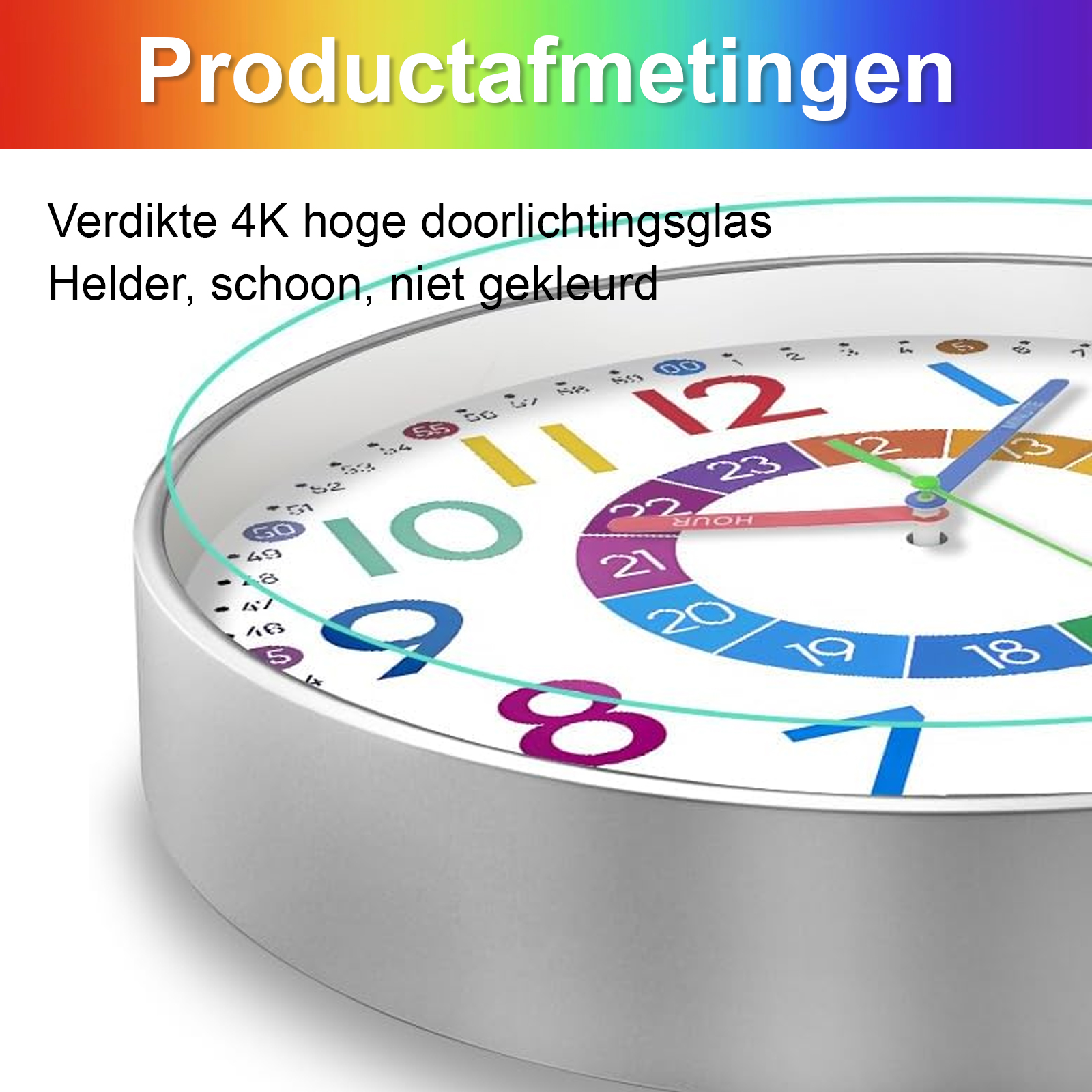 Nahaufnahme einer Uhr mit weißem Zifferblatt und bunten Zahlen. Die Zeiger zeigen auf 1:07 Uhr. Die Uhr hat einen Metallrahmen.