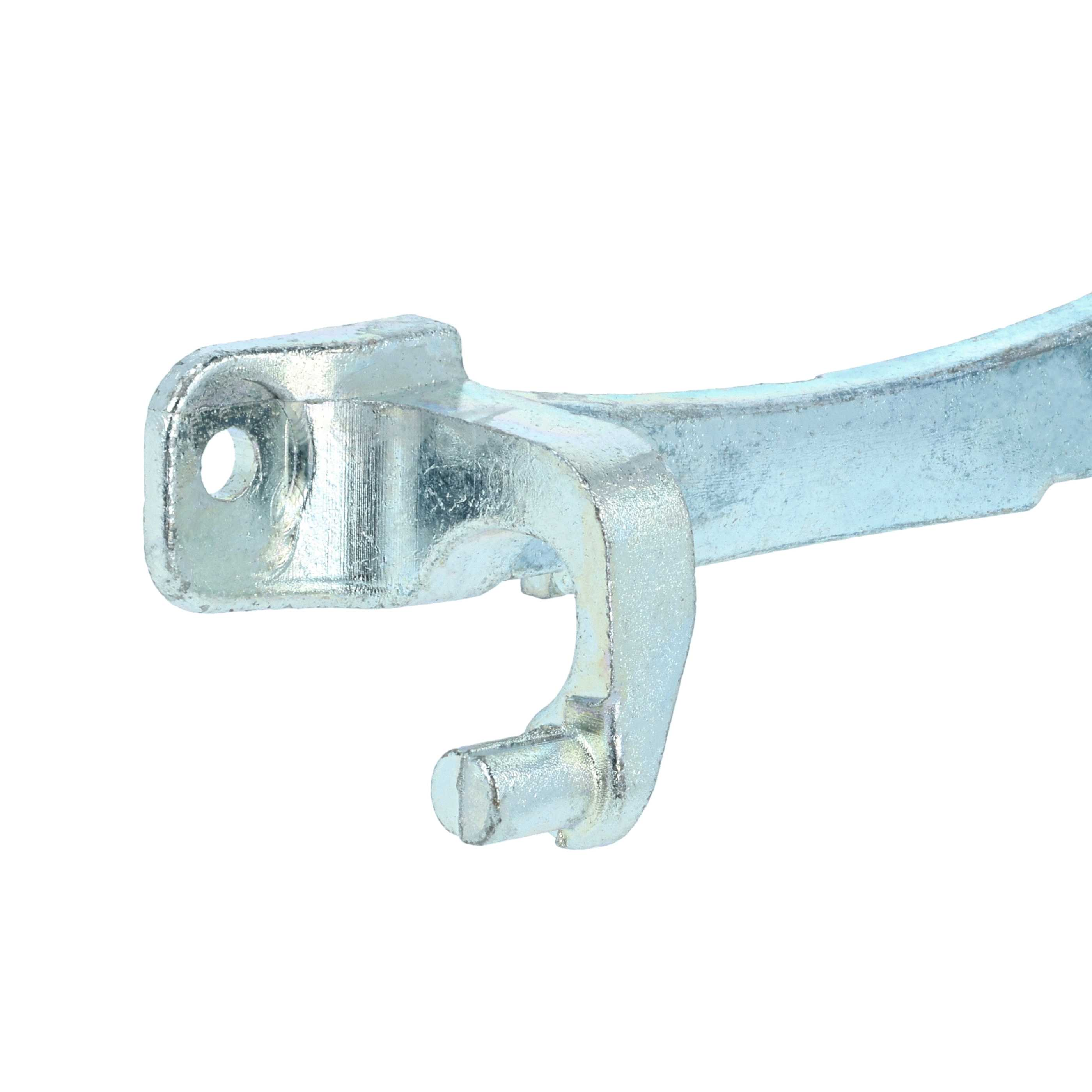 Ein metallisches, silberfarbenes Metallteil mit Loch und gebogenem Arm ist auf weißem Hintergrund isoliert.