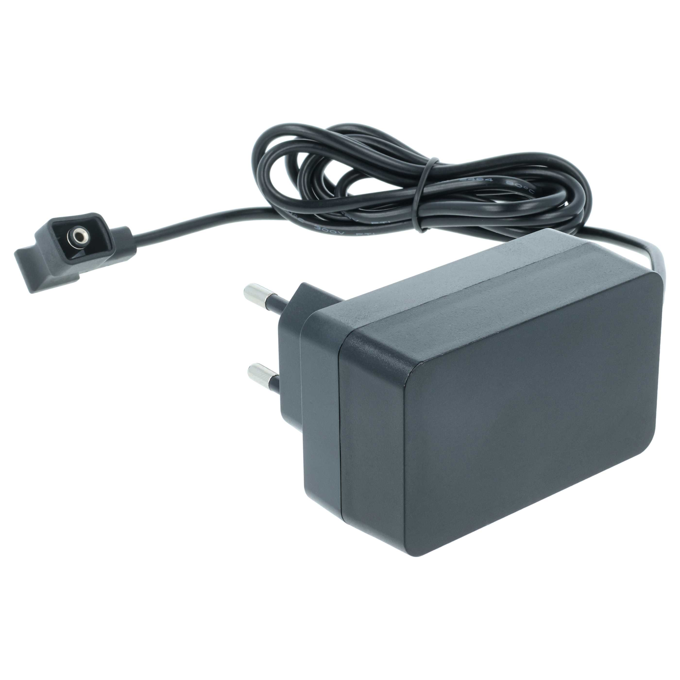 Ein schwarzes Netzteil mit Stecker und schwarzem Kabel. Der Hintergrund ist weiß.
