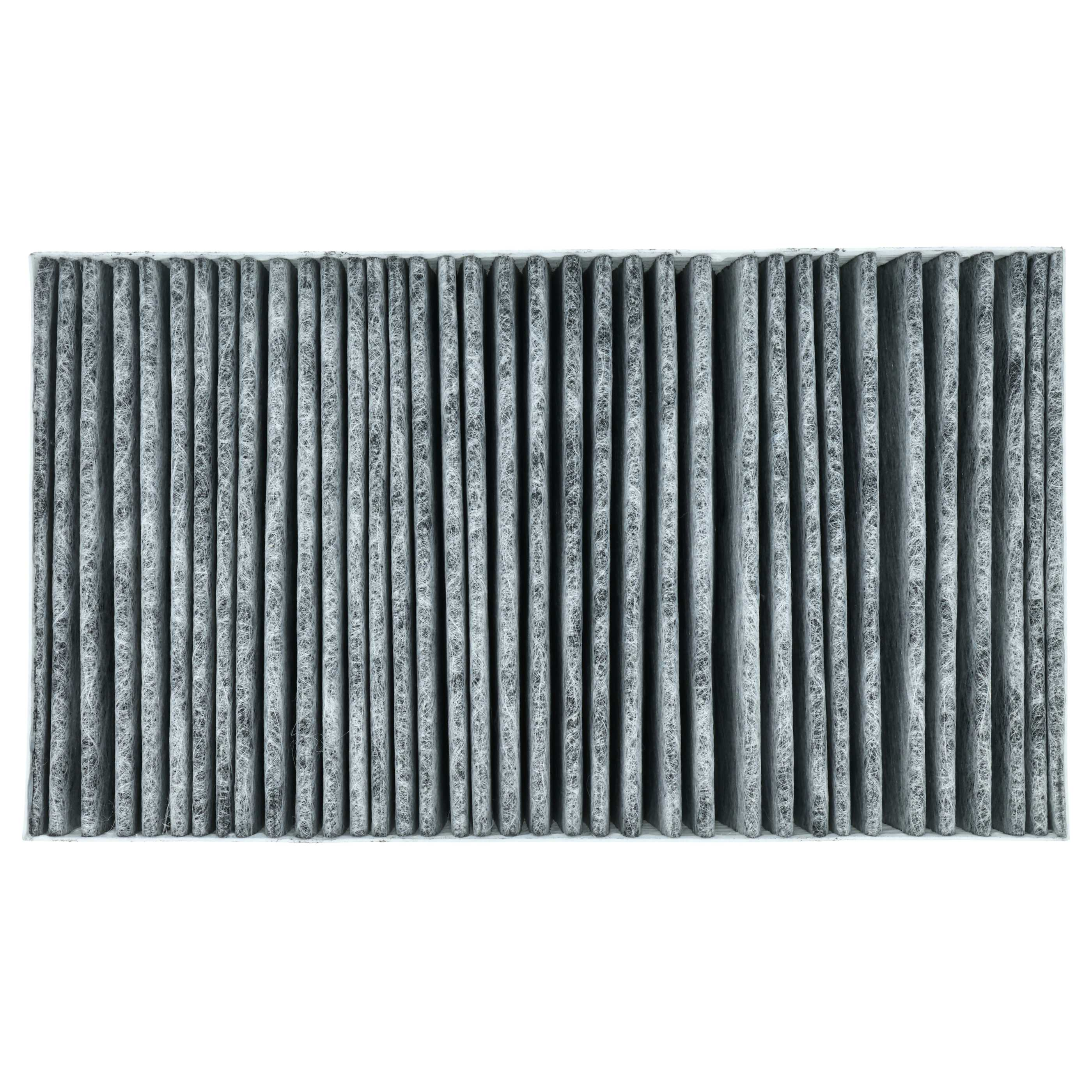 Ein rechteckiger Luftfilter mit vertikalen grauen Falten vor weißem Hintergrund. Der Filter ist sauber.