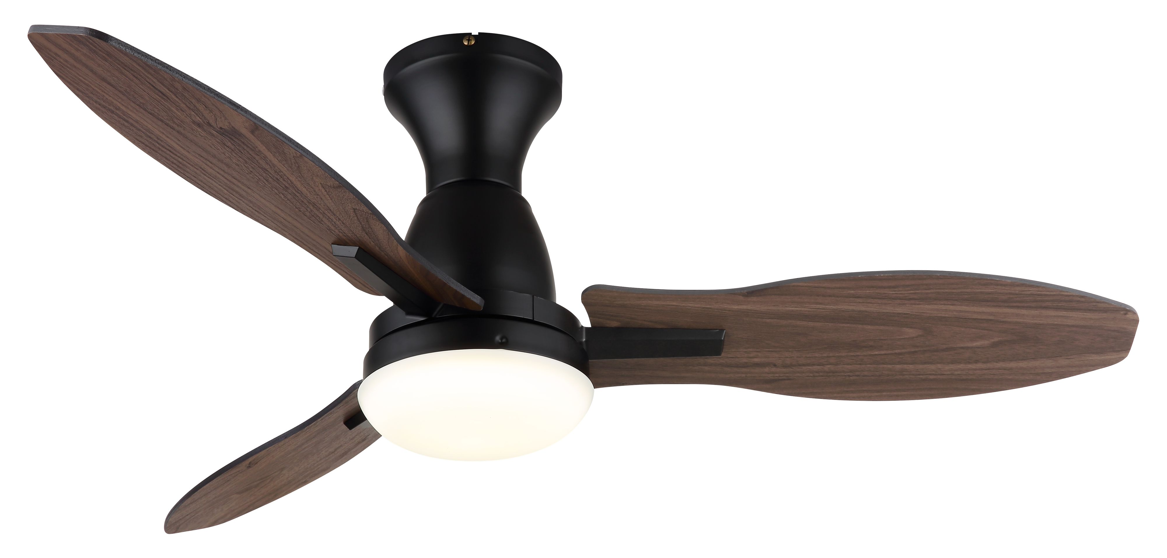 Ein schwarzer Deckenventilator mit drei Holzflügeln und einem zentralen Licht. Der Hintergrund ist weiß.