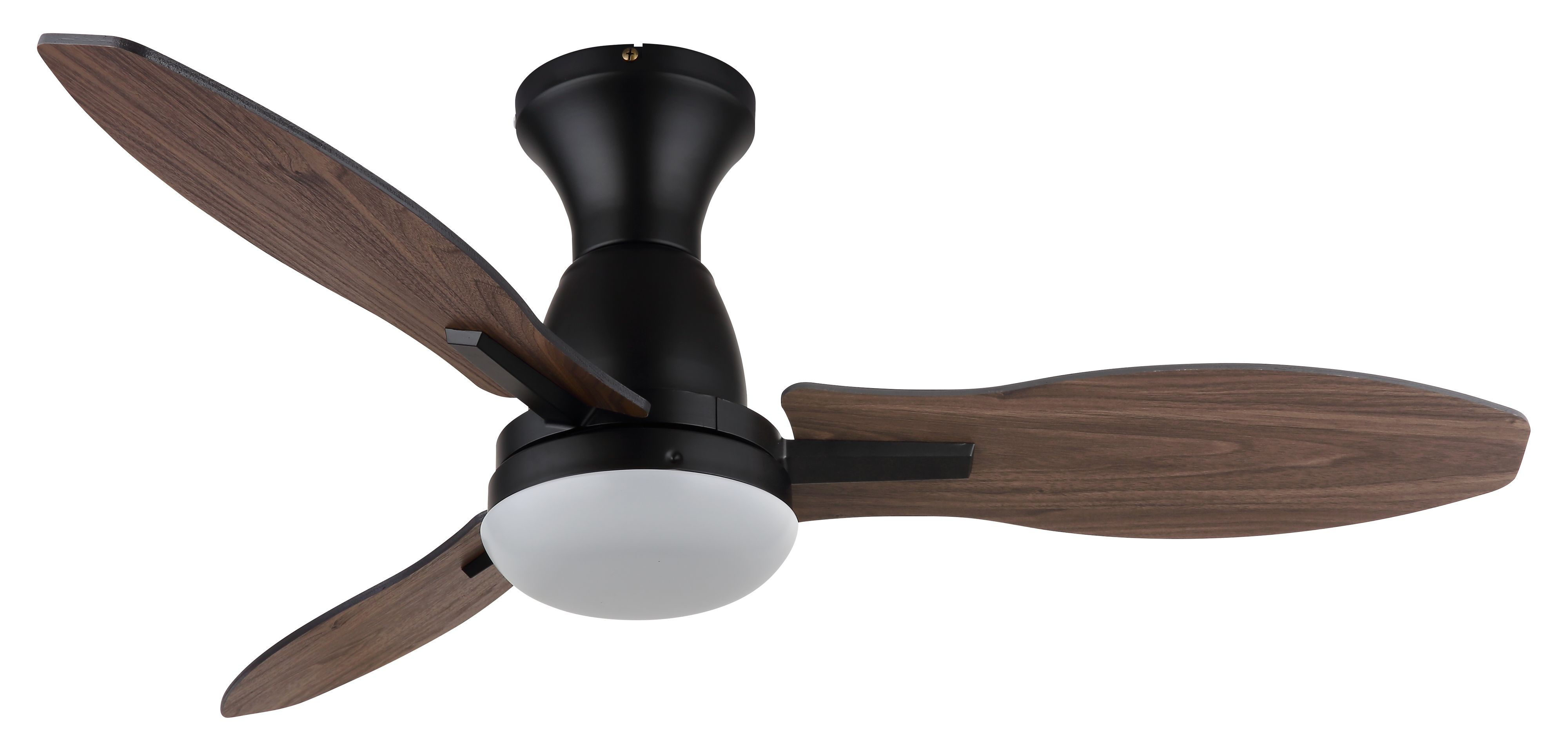 Deckenventilator mit drei Holzflügeln und schwarzem Motorgehäuse. Unten ist ein weißes Licht. Der Hintergrund ist weiß.