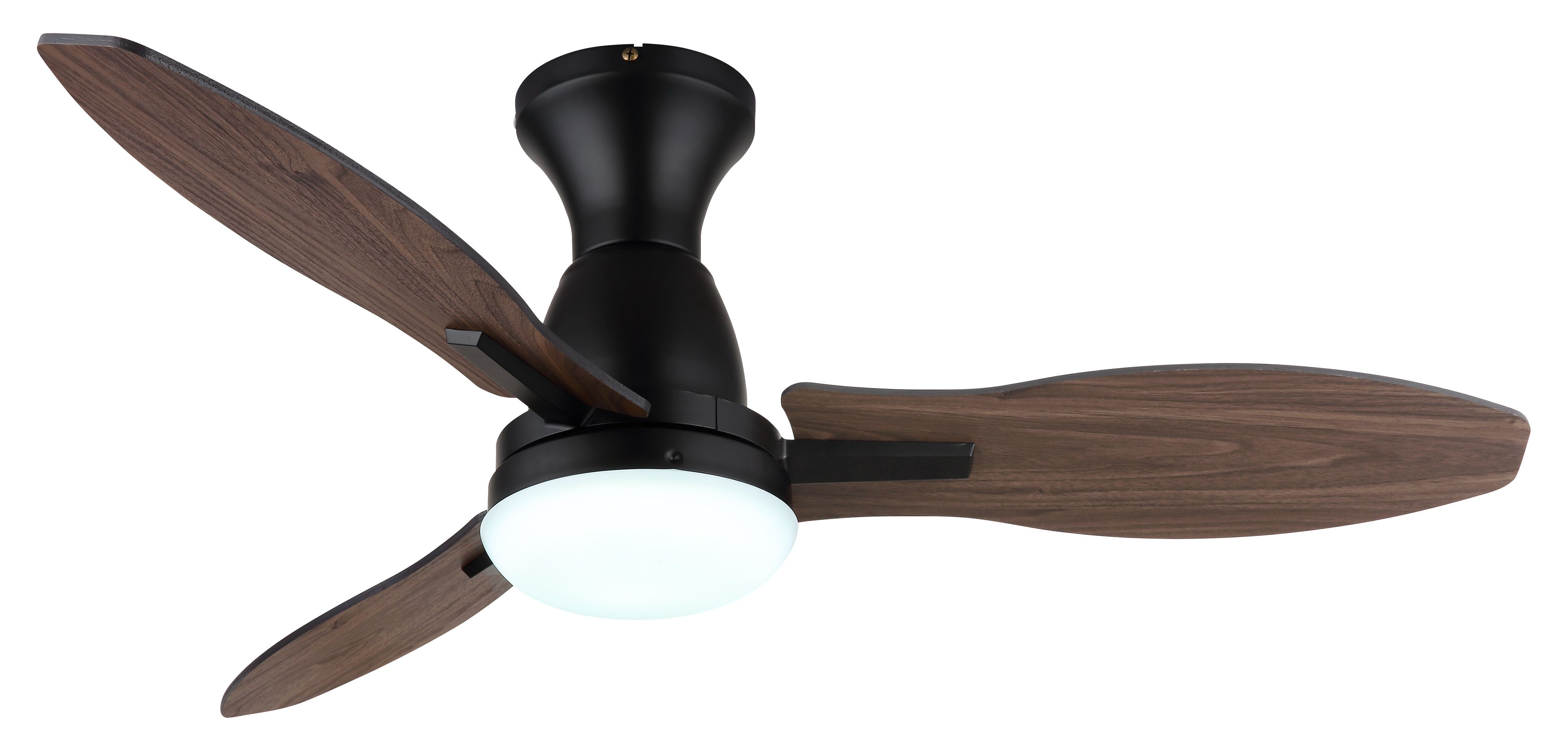 Ein Deckenventilator mit drei Holzblättern und einem schwarzen Motor. Er hat eine weiße Leuchte darunter.