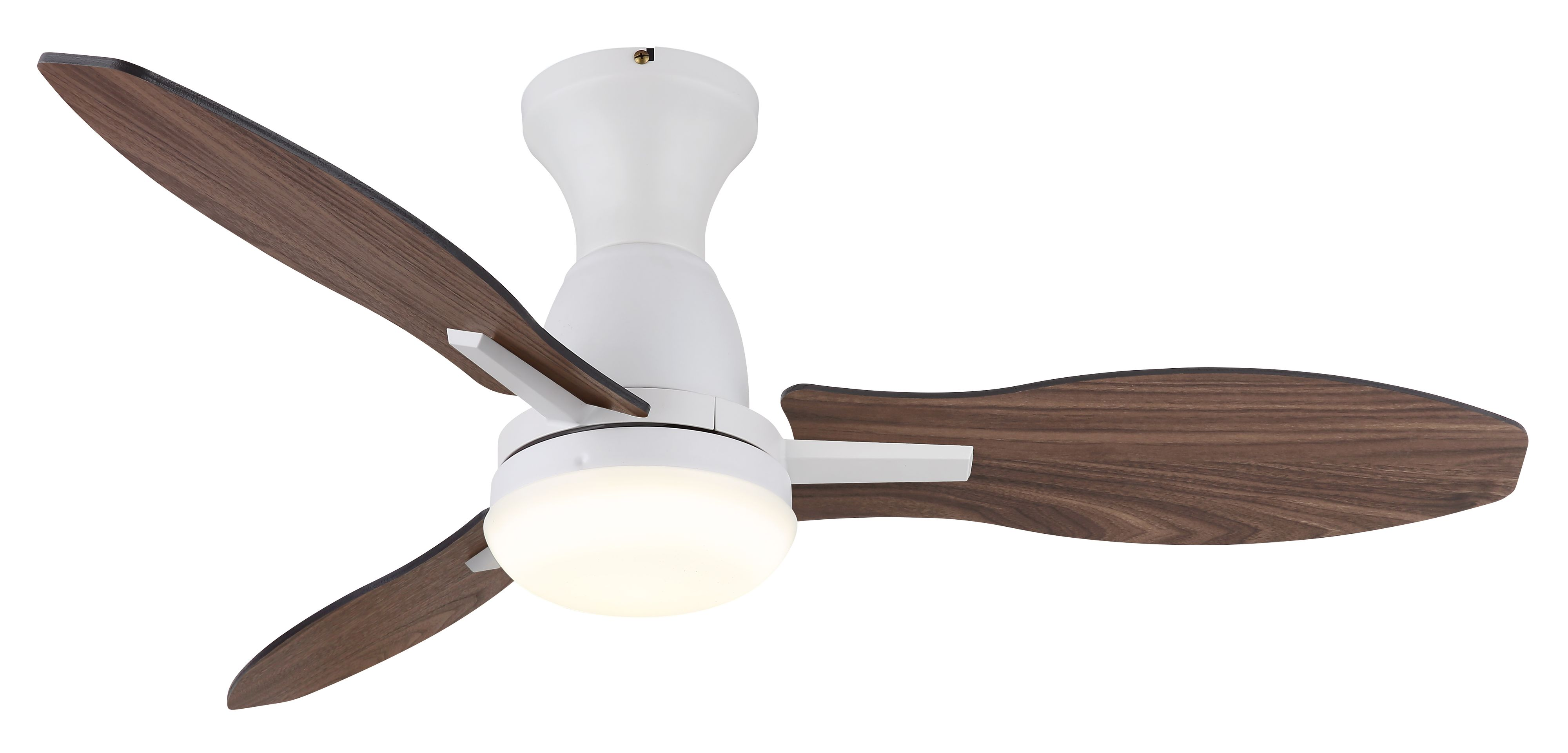 Ein weißer Deckenventilator mit drei Holzblättern. Er hat ein zentrales Licht und befindet sich vor weißem Hintergrund.