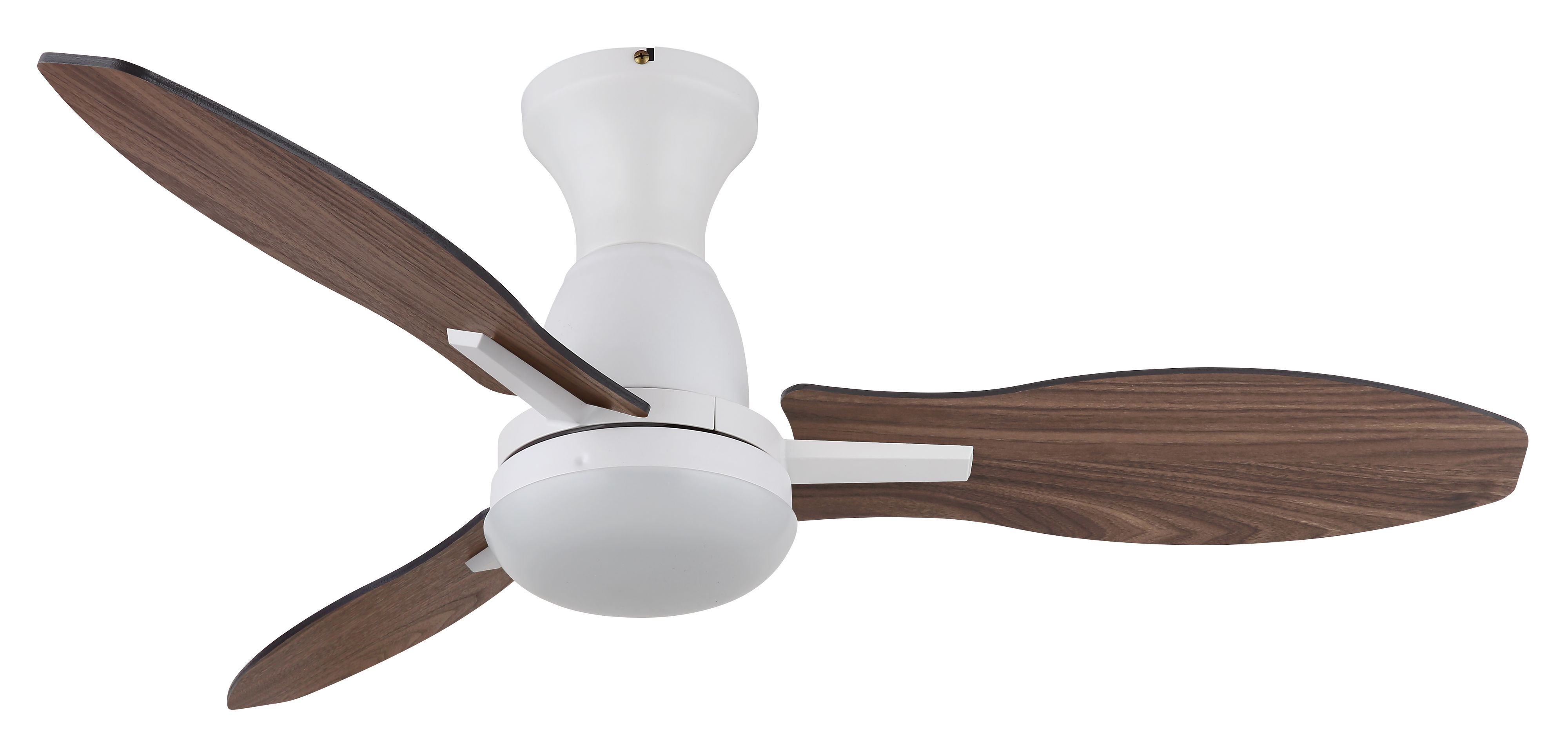 Ein weiß-brauner Deckenventilator. Er hat drei Holzblätter und einen weißen Körper. Der Hintergrund ist weiß.