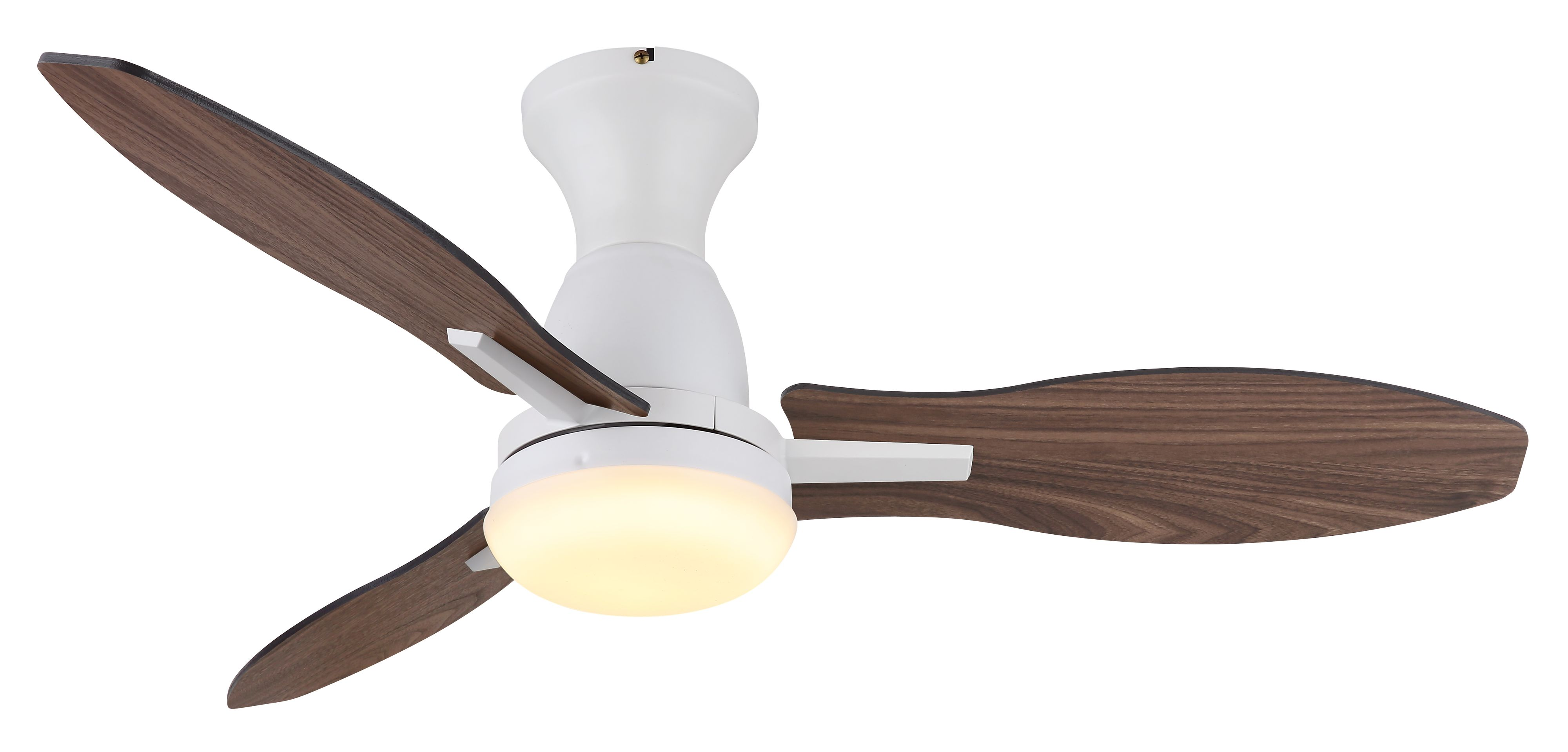 Ein weißer Deckenventilator mit drei braunen Holzblättern ist auf weißem Hintergrund isoliert. Der Ventilator hat ein zentrales Licht.