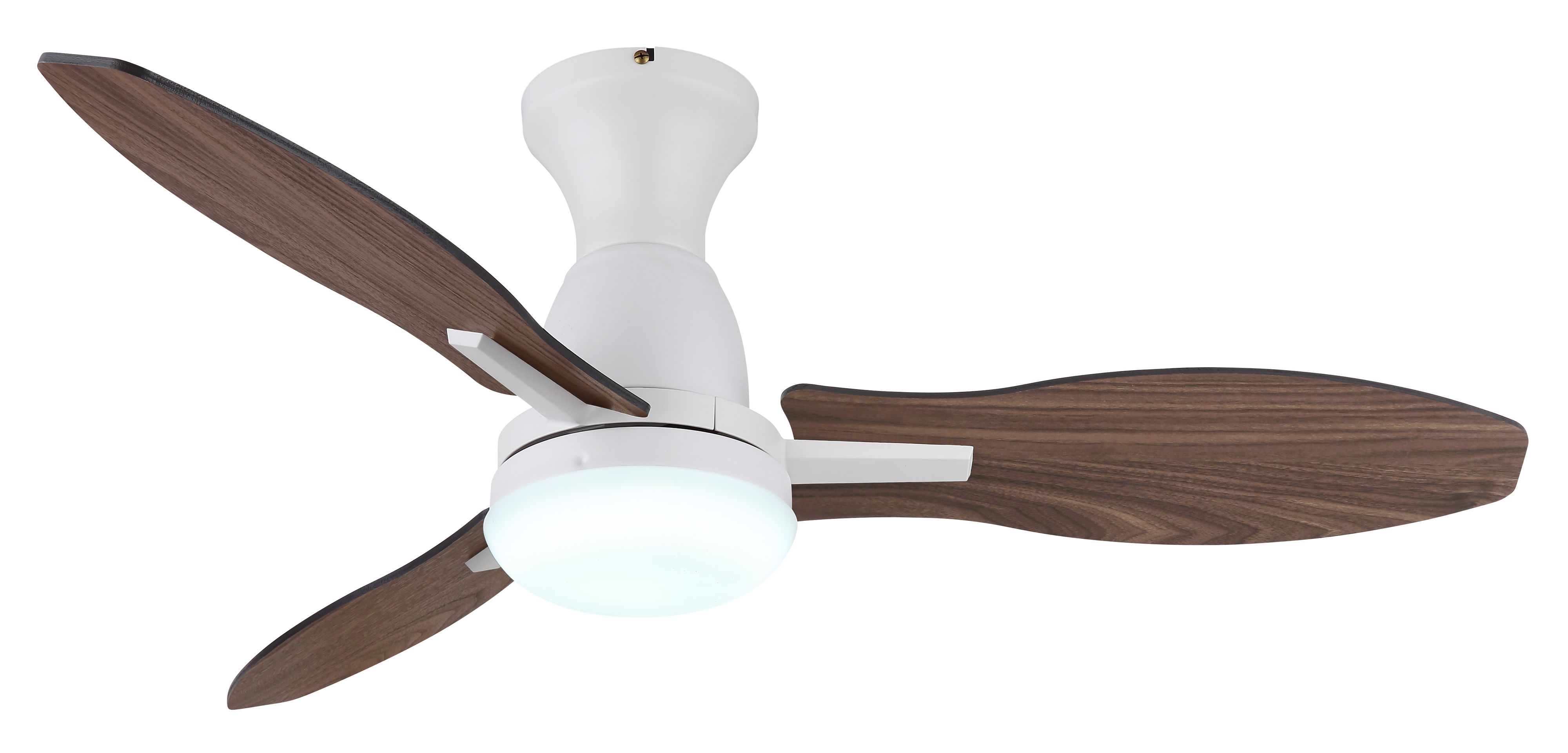 Ein weißer Deckenventilator mit drei Holzblättern. Der Ventilator hat ein zentrales Licht und steht vor weißem Hintergrund.