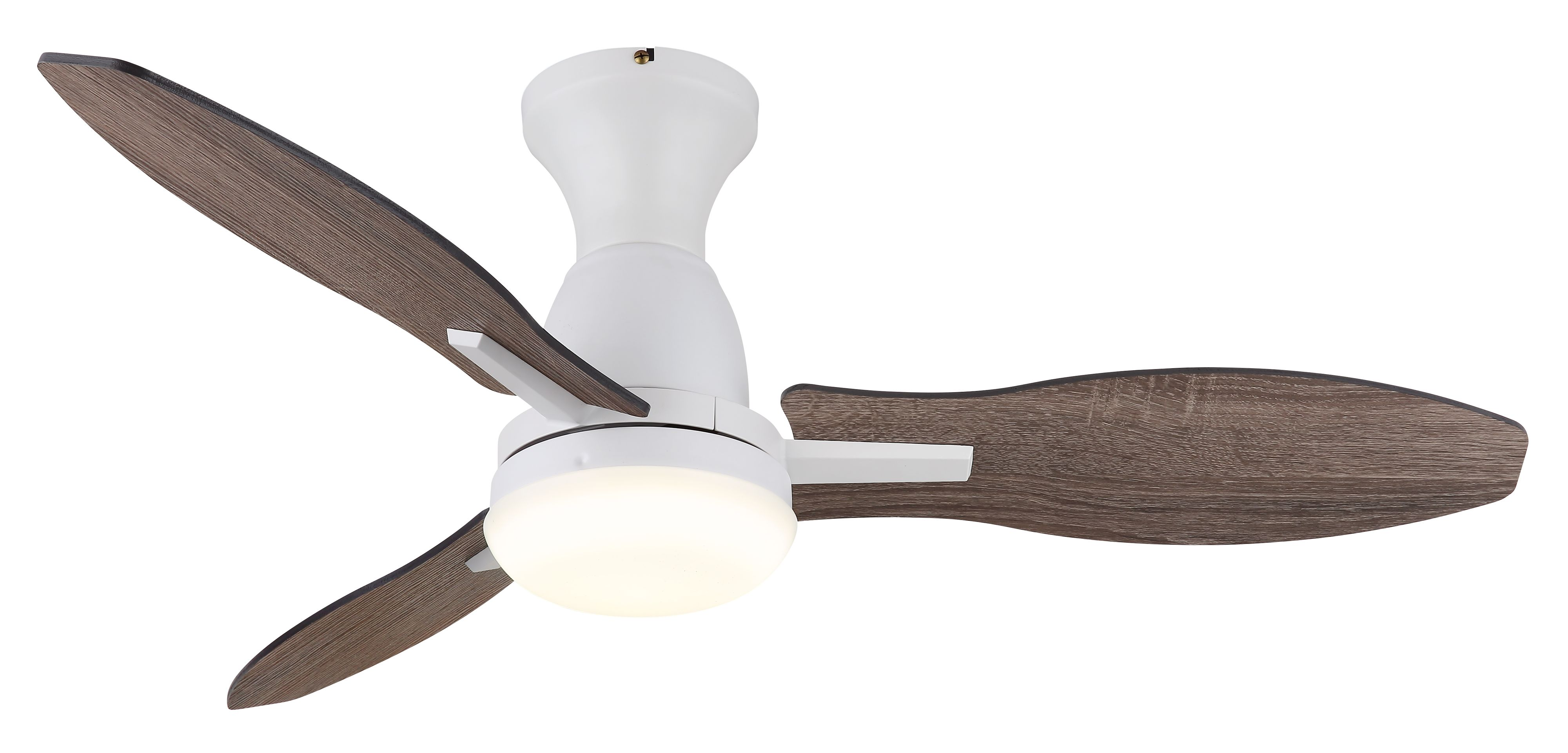 Ein weißer Deckenventilator mit drei Holzflügeln. Die Mitte hat ein weißes Licht. Der Hintergrund ist weiß.