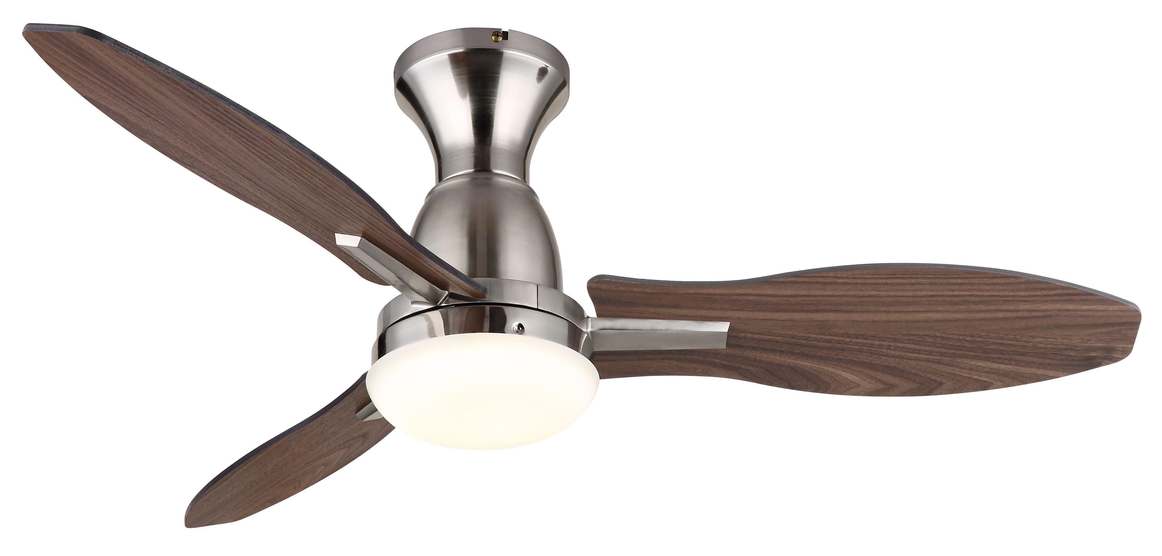 Ein Deckenventilator mit drei Holzblättern. Das Motorgehäuse ist silberfarben und darunter befindet sich eine runde Leuchte.