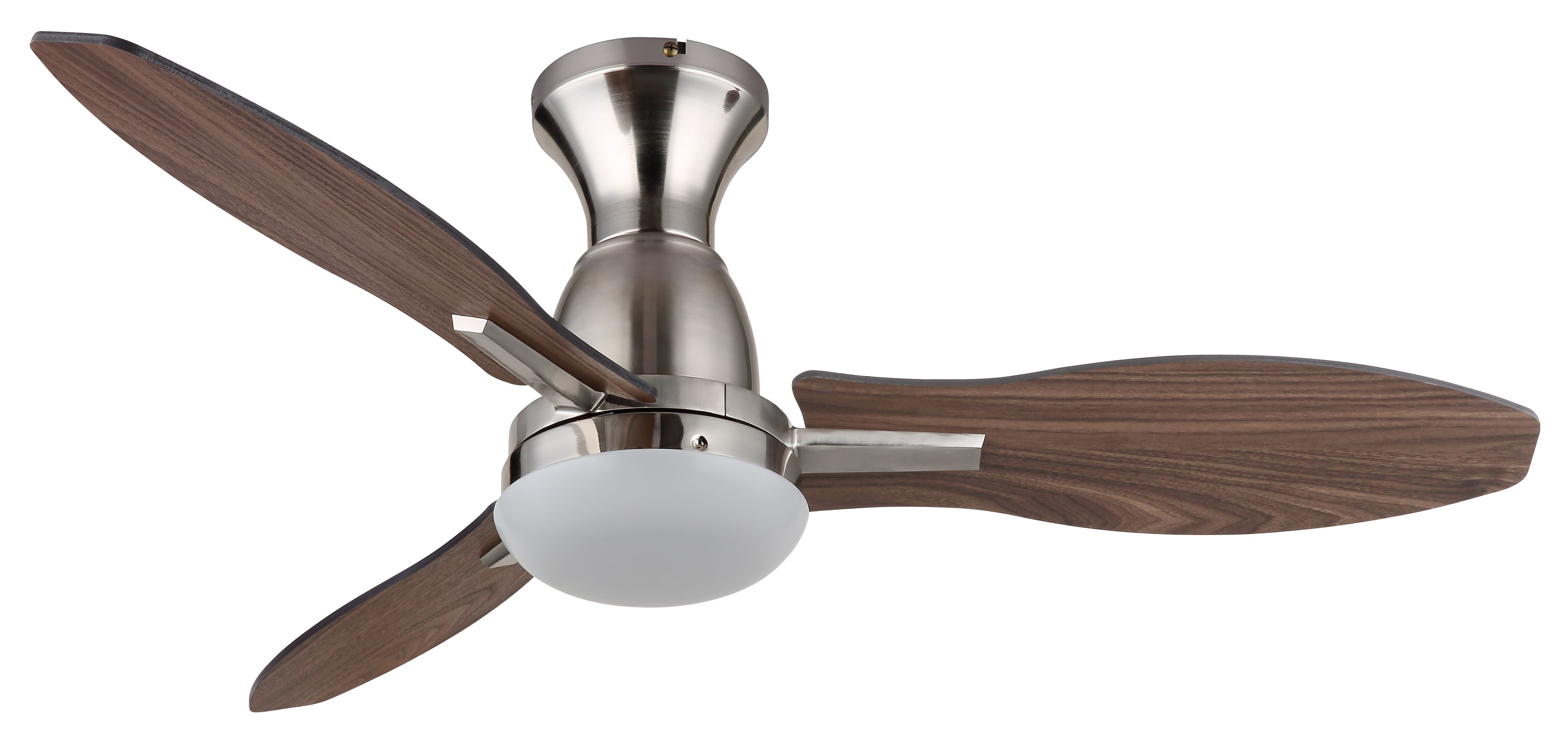 Ein Deckenventilator mit drei Holzflügeln und einem Metallkörper. Er hat eine Lichtvorrichtung aus mattiertem Glas.