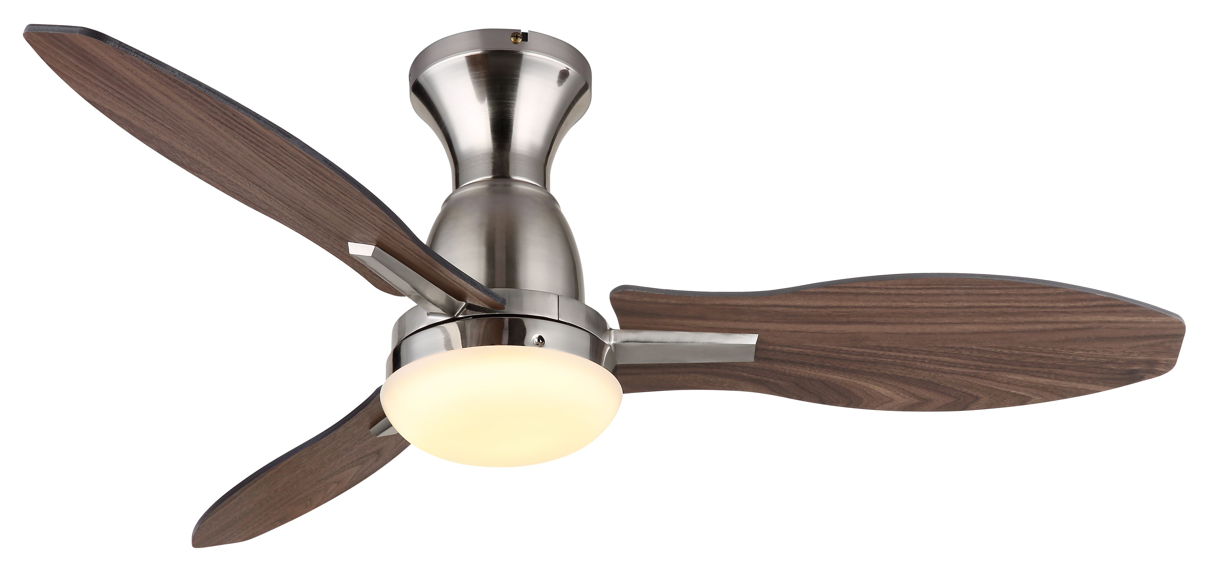 Ein Deckenventilator mit drei dunklen Holzflügeln, einem silbernen Motor und einem zentralen Licht auf weißem Hintergrund.