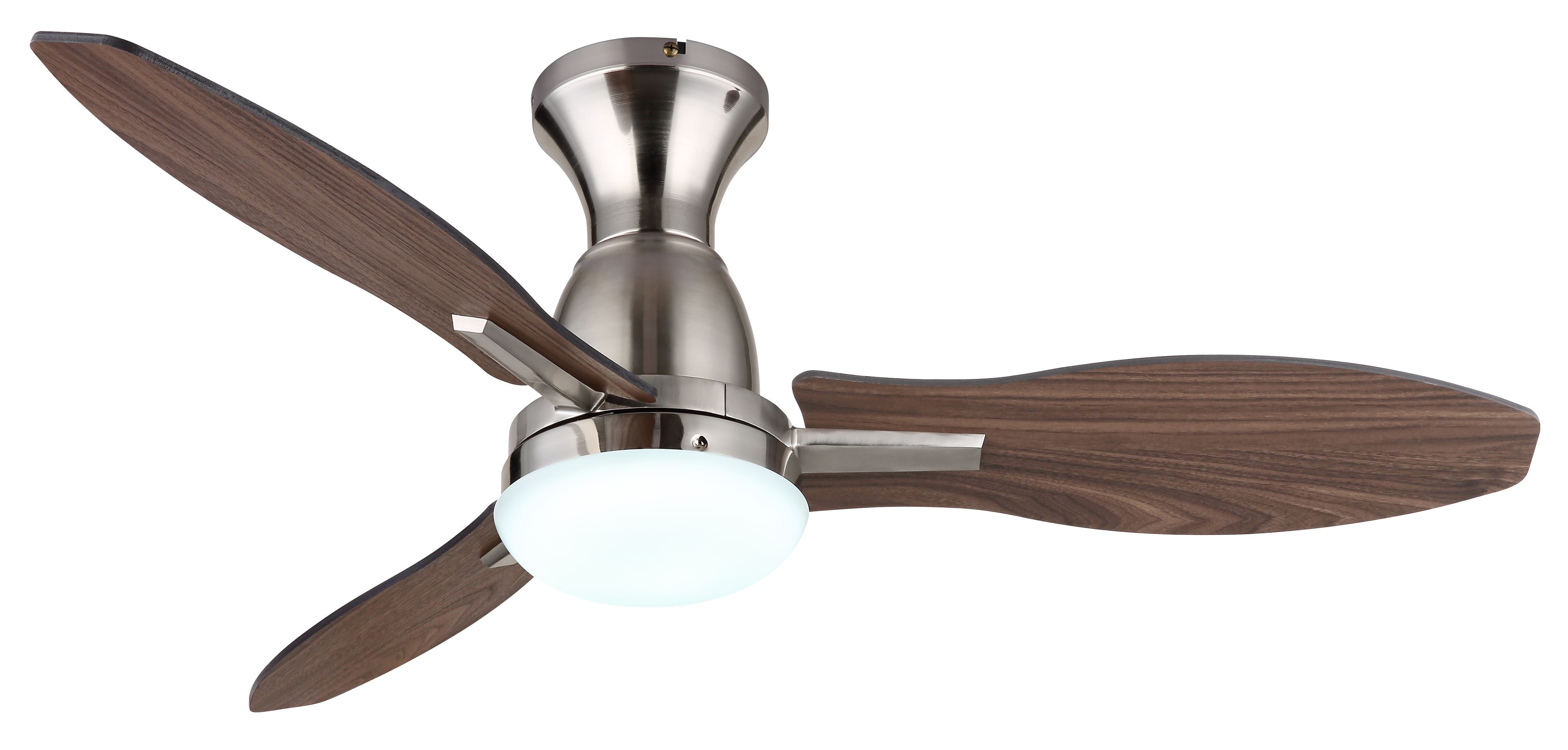 Deckenventilator mit drei Holzflügeln und einem zentralen Licht, mit silberner Metalloberfläche. Der Hintergrund ist weiß.