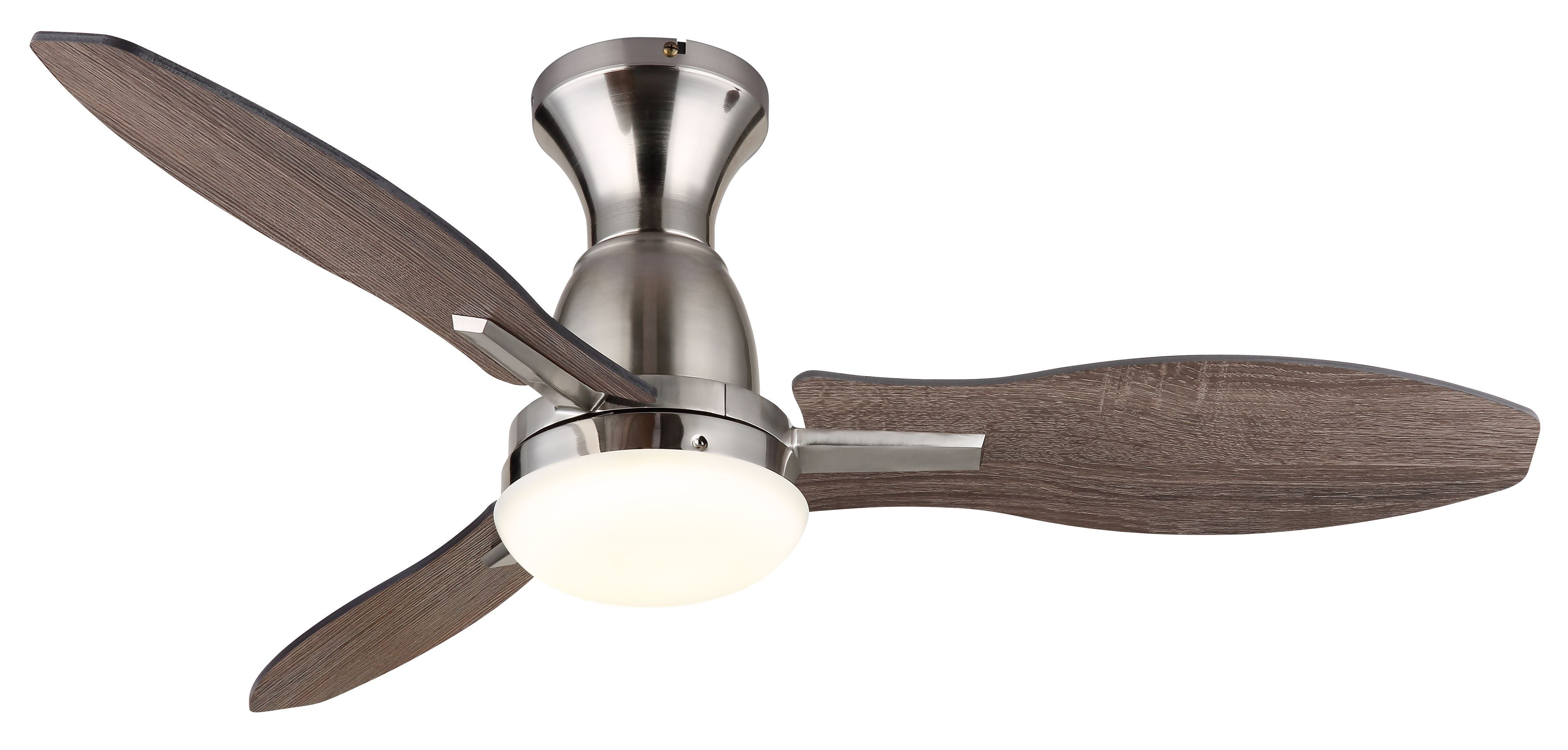 Moderner Deckenventilator mit drei Holzflügeln, silbernem Motorgehäuse und zentraler Leuchte, vor weißem Hintergrund.