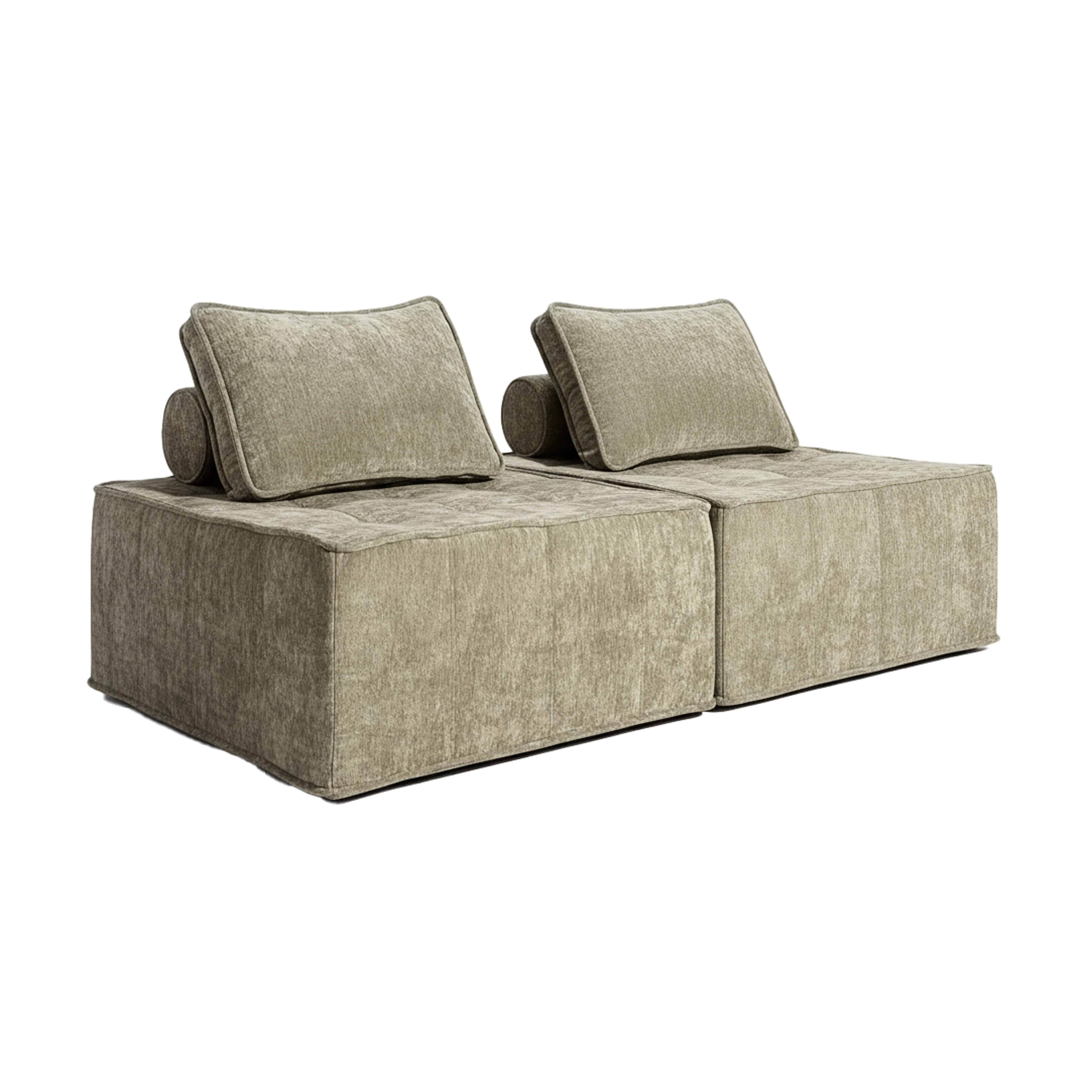 Zweiteiliges beiges Sofa mit großen quadratischen Kissen und zylindrischen Kissen. Isoliert auf weißem Hintergrund.