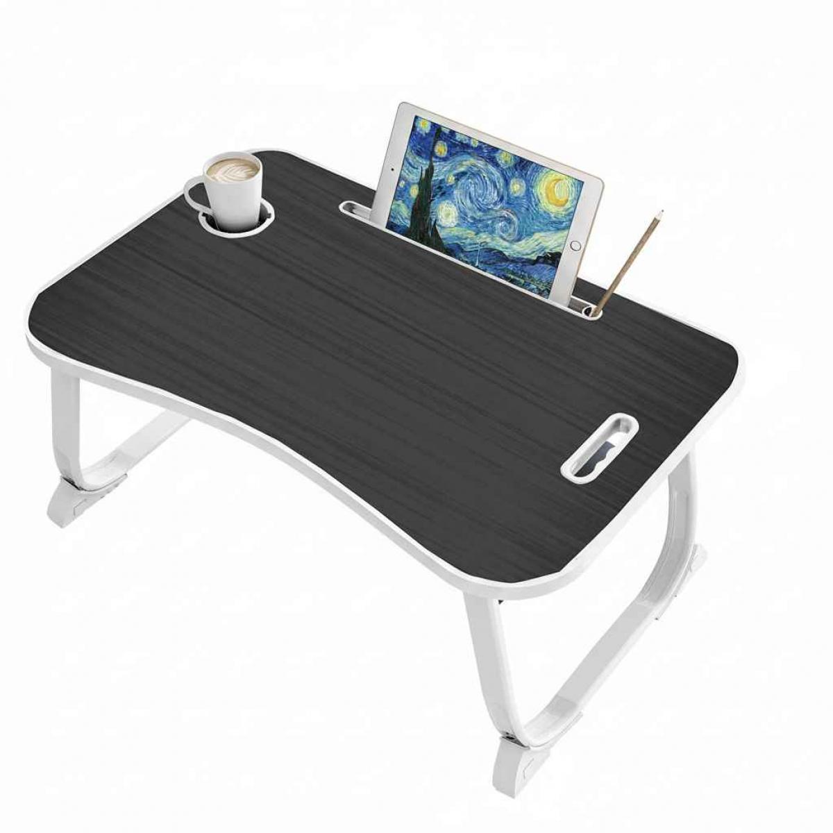 Ein Laptop-Schreibtisch mit einer Tasse Kaffee, einem Tablet mit Van Goghs Sternennacht und einem Bleistift, alles auf weißem Grund.