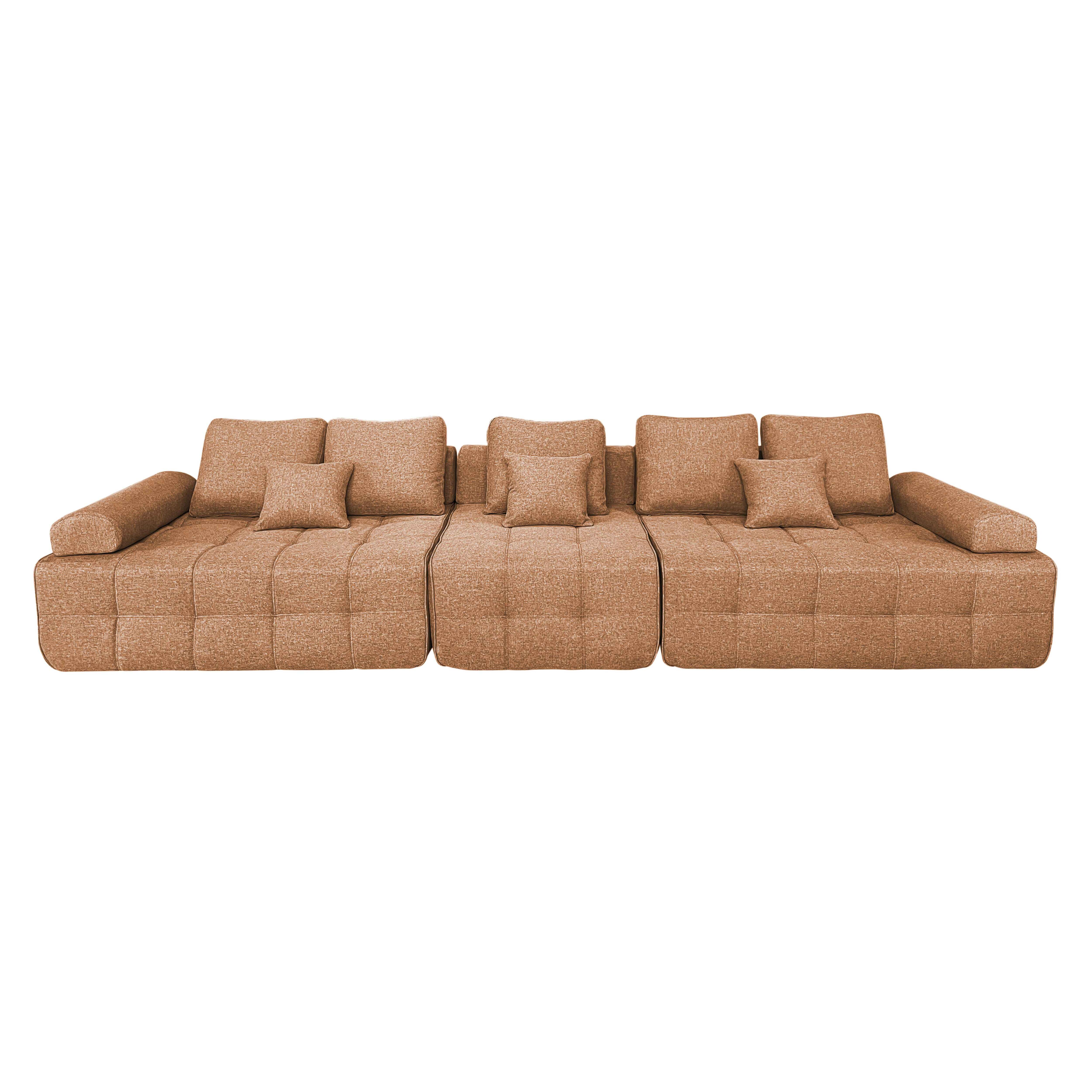 Ein hellbraunes Ecksofa mit mehreren Kissen und neutralem Hintergrund. Das Sofa steht vor weißem Hintergrund.