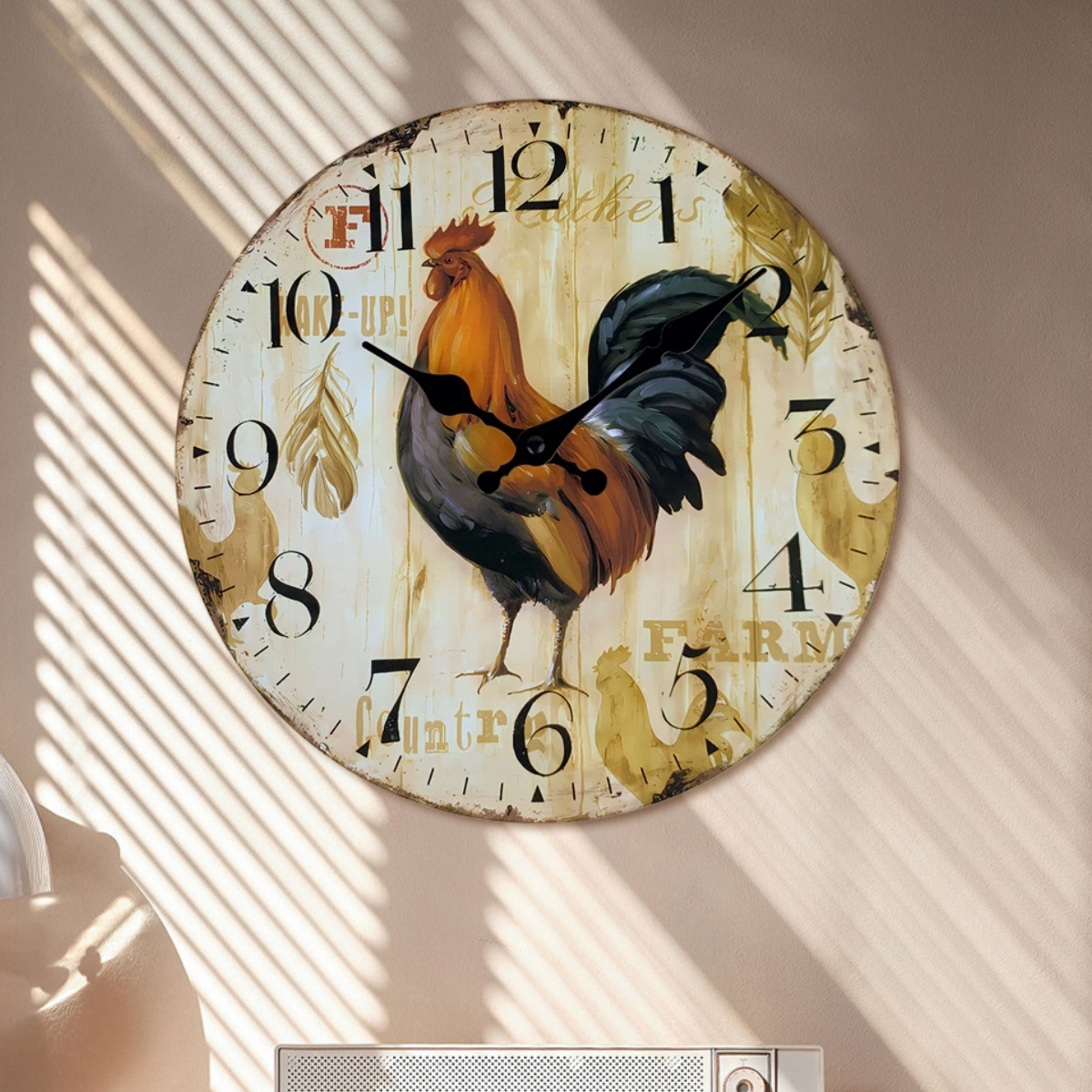 Eine runde Uhr mit einer Hahn-Illustration. Zahlen sind um das Ziffernblatt herum. Licht und Schatten fallen auf die Wand hinter der Uhr.