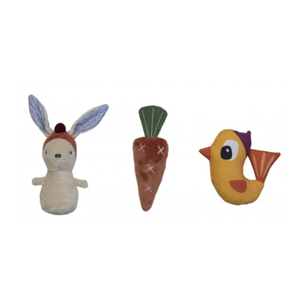 Tres juguetes de peluche: un conejito con sombrero, una zanahoria y un pájaro. El conejo es blanco con orejas azules. La zanahoria es marrón. El pájaro es amarillo.