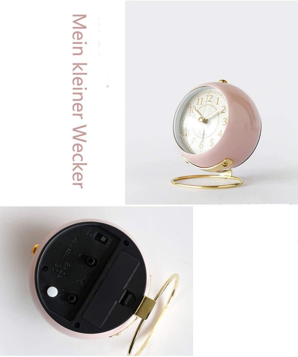 Ein rosa Wecker mit goldenem Sockel. Er hat ein rundes Zifferblatt mit Zahlen und Zeigern. Der Text "Mein kleiner Wecker" steht links.
