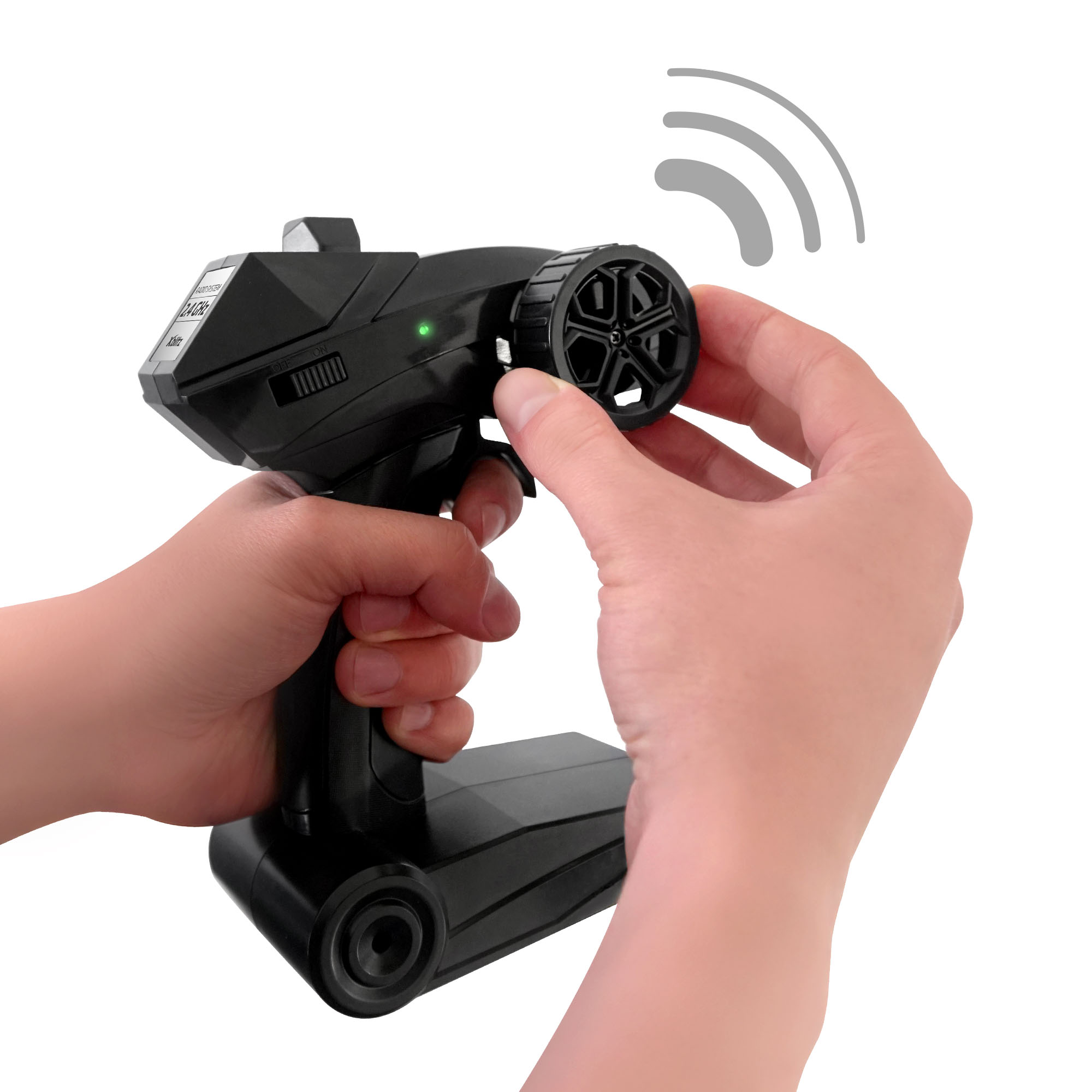 Osoba trzyma czarny pilot do samochodu RC. Ręka skręca koło, z falami sygnału powyżej.