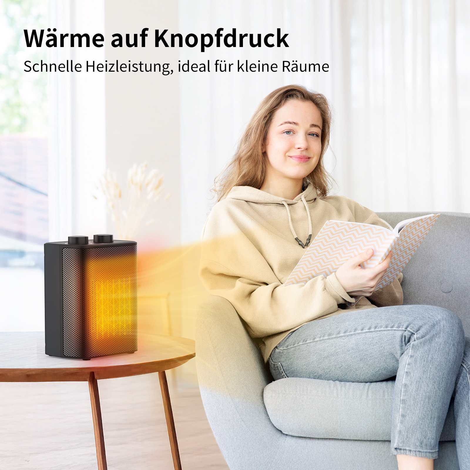 Eine Frau liest, ein Heizgerät steht auf einem Tisch. Das Heizgerät gibt Wärme ab. Die Umgebung ist ein Wohnzimmer.